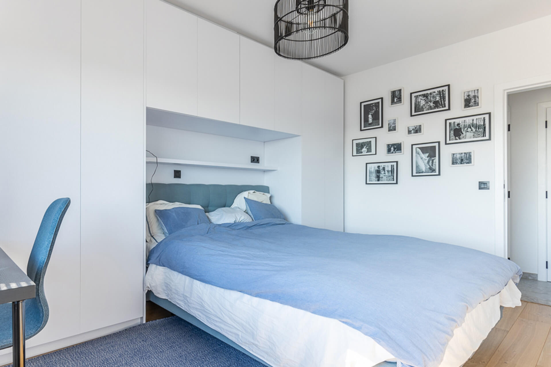 Armoire pont de lit sur mesure dans une chambre à coucher