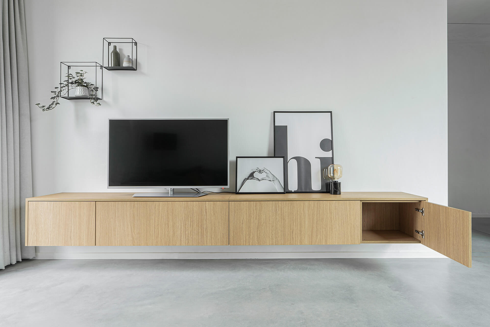 Meuble TV sur mesure en chêne, suspendu au sol, coloris Chêne Naturel Essentiel, disponible chez Custoro