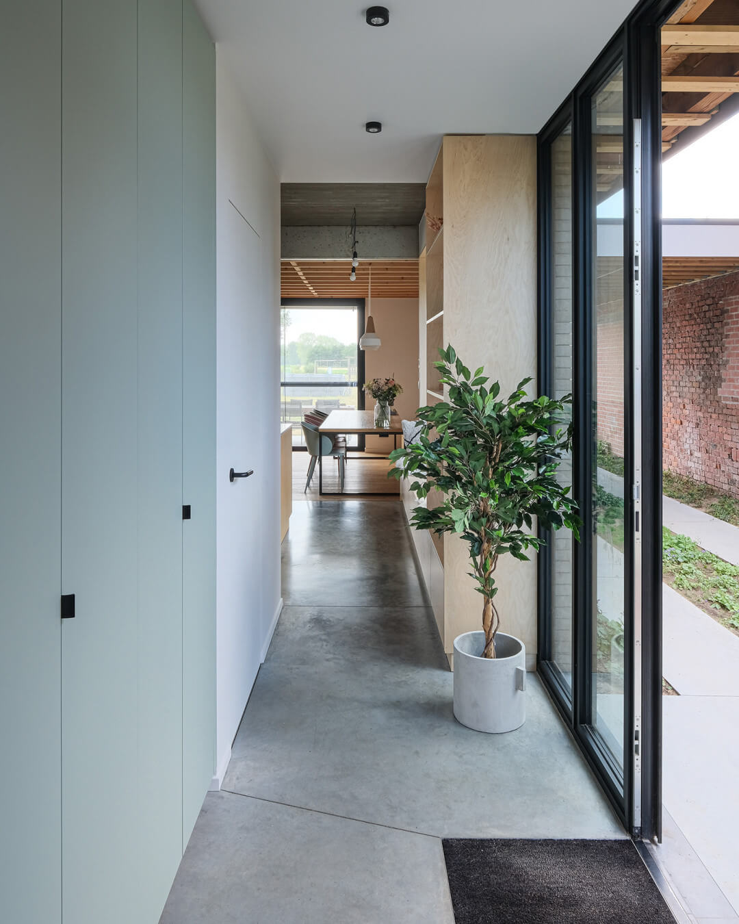 Armoire sur mesure pour le vestiaire en couleur 'Industrial Green' dans une maison moderne