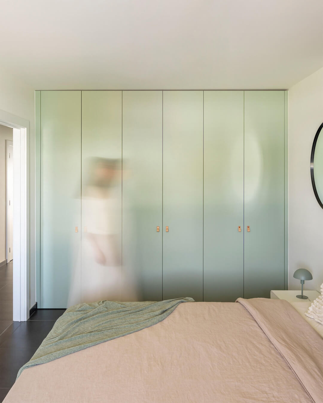 Chambre avec des teintes vertes douces de Custoro