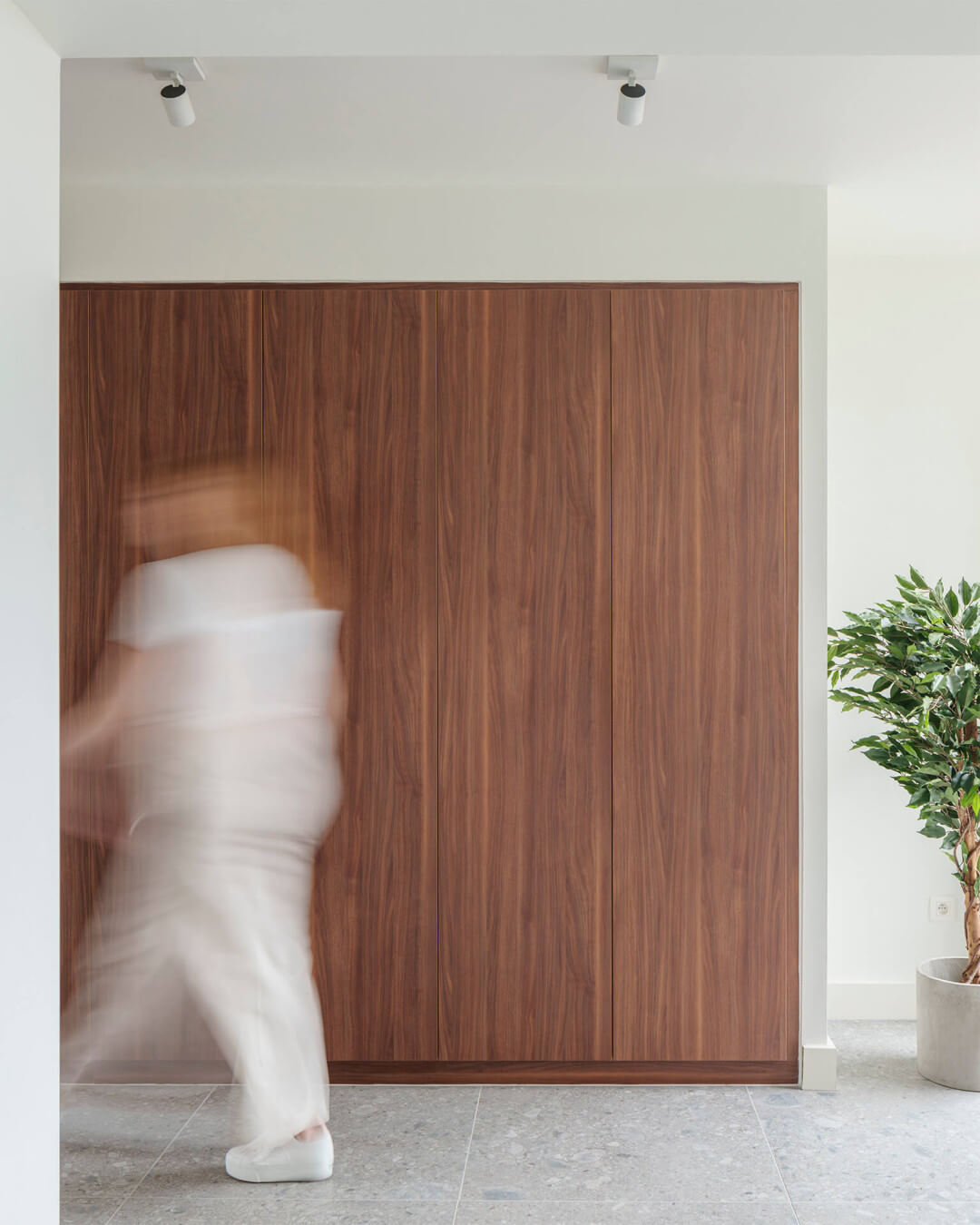 Armoire encastrée sur mesure avec une finition en imitation bois de noyer, appelée Lorenzo Walnut.