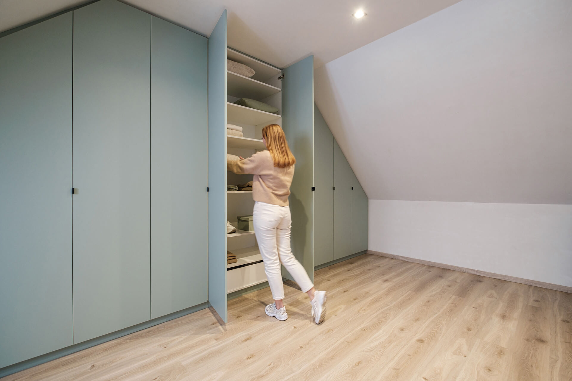  Dressing vert dans une mansarde
