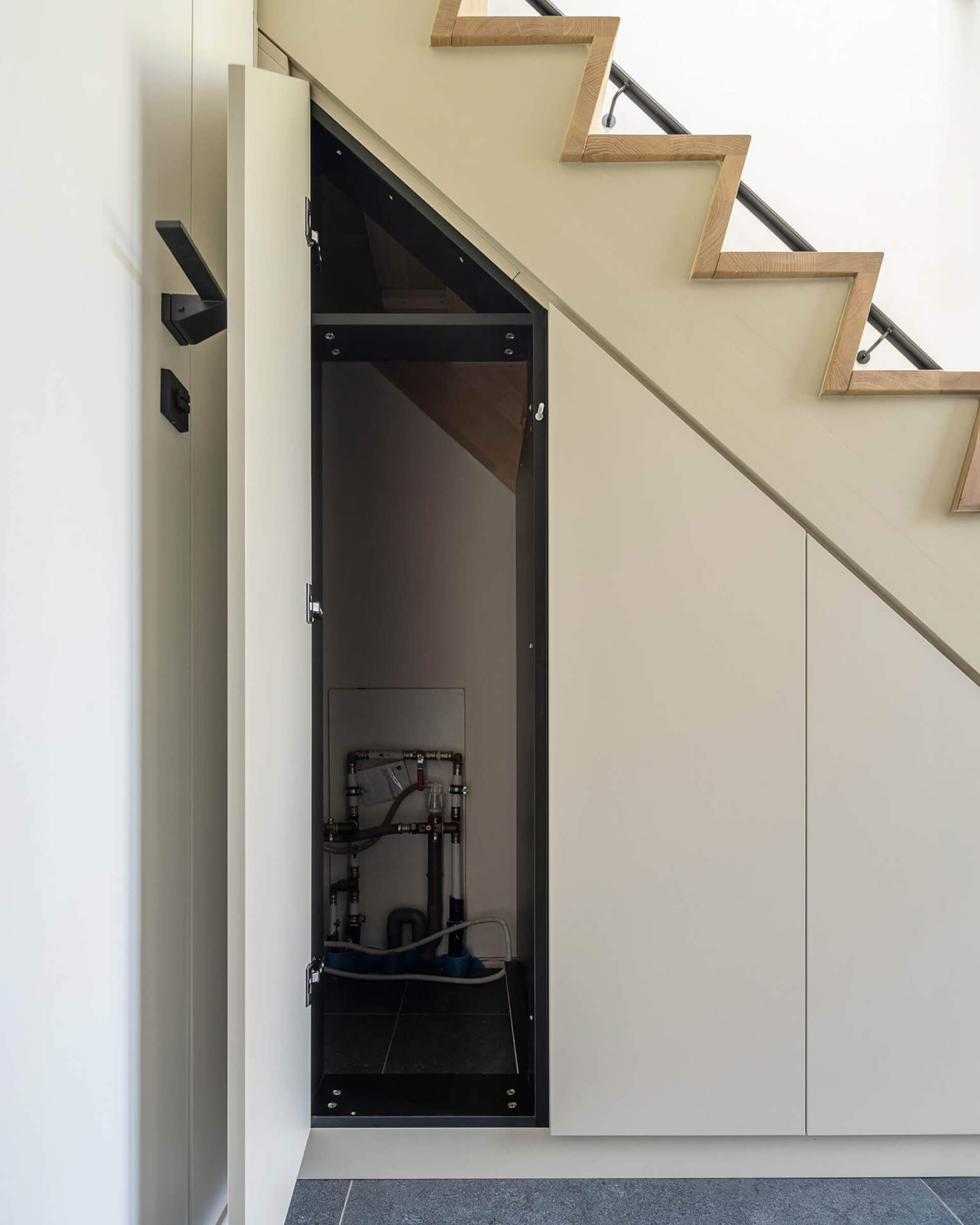 armoire technologique intelligente : tuyaux intégrés dans une armoire d'escalier sur mesure 