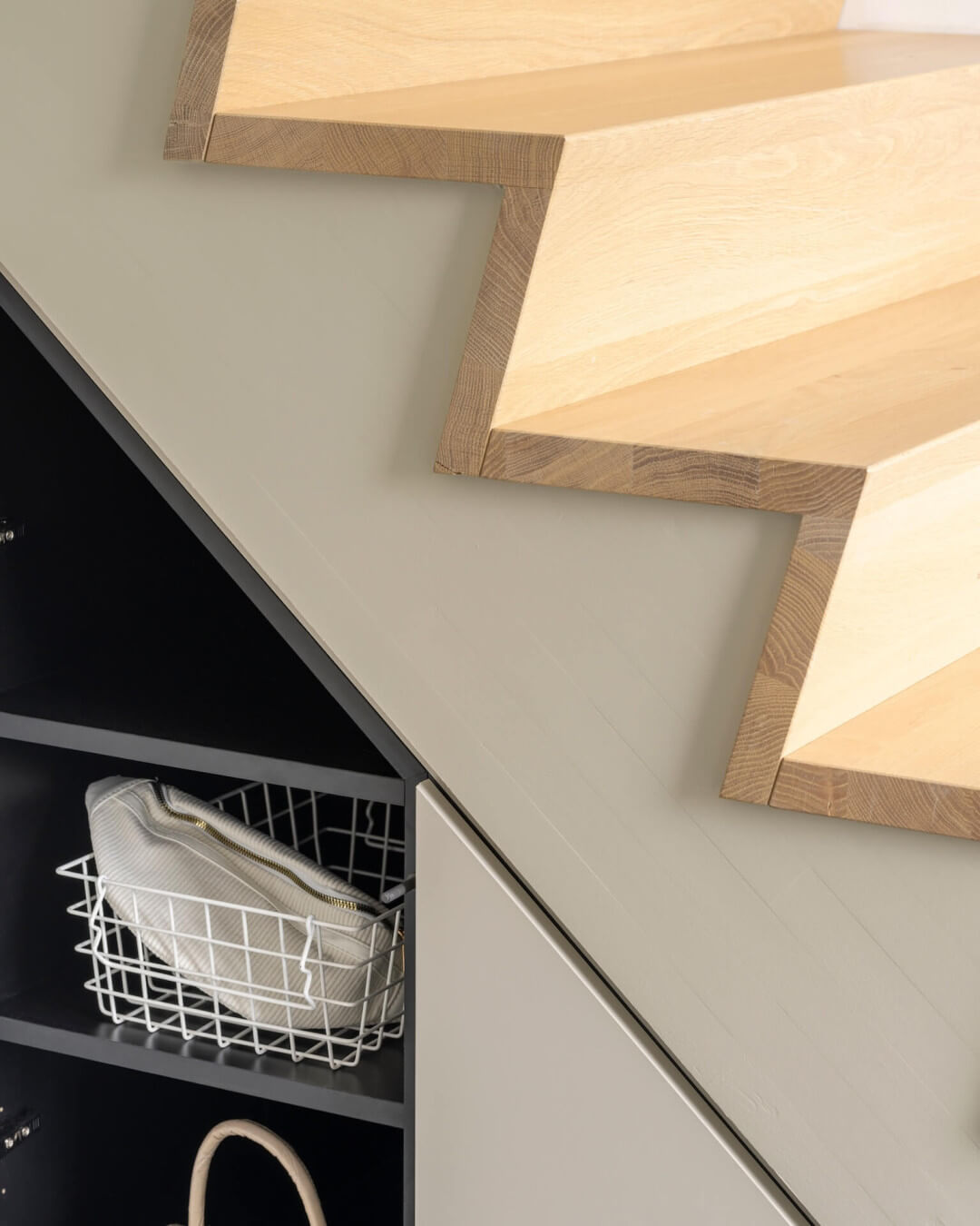 Détail d'une armoire sur mesure intégrée sous l'escalier