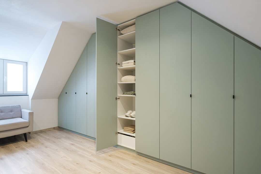 Dressing vert sous un toit en pente