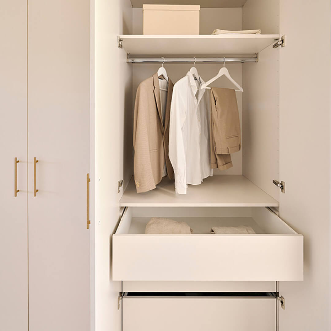 Plan d'aménagement d'une armoire sur mesure avec tiroir coulissant et tringle à vêtements