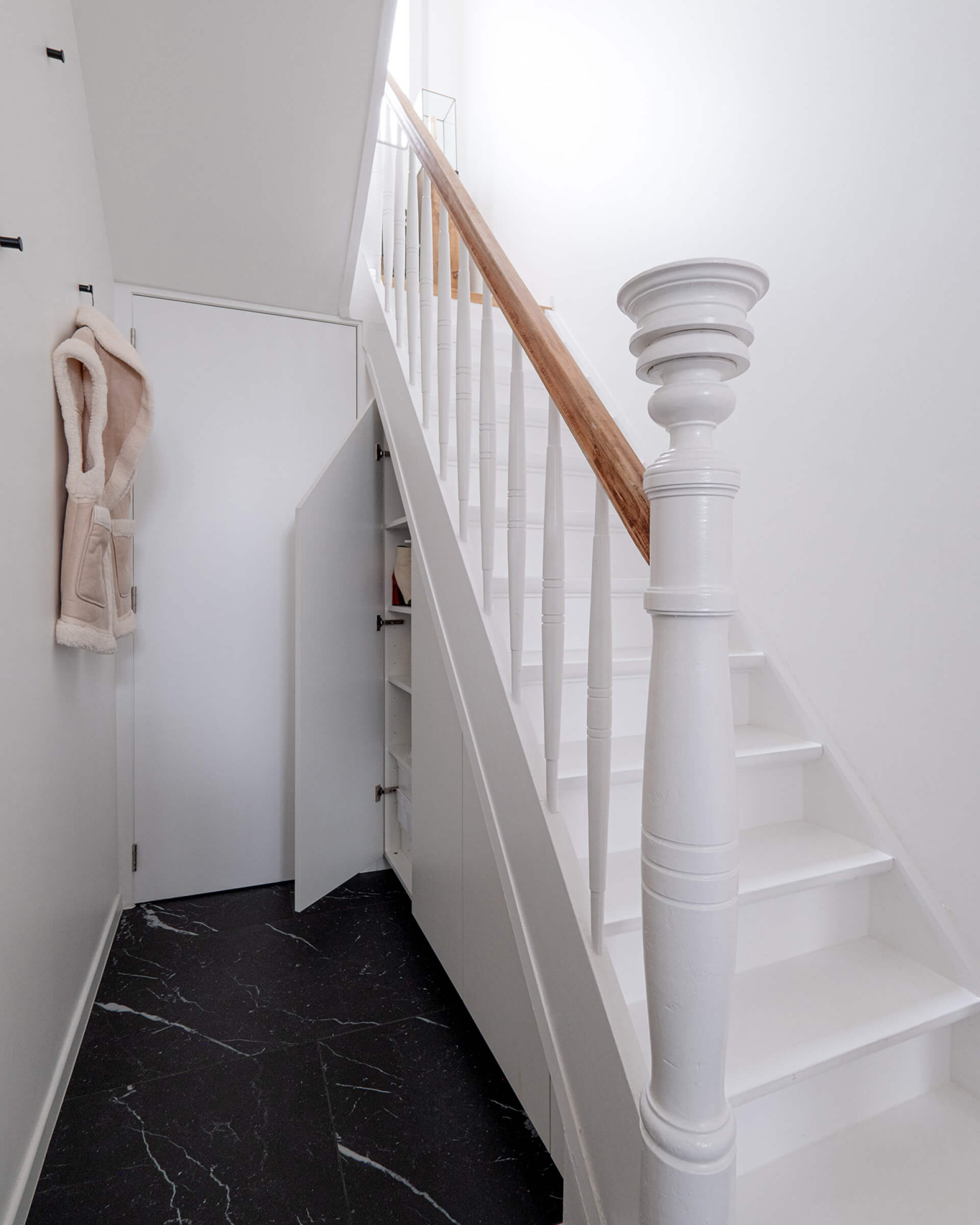 Placard sur mesure sous l'escalier