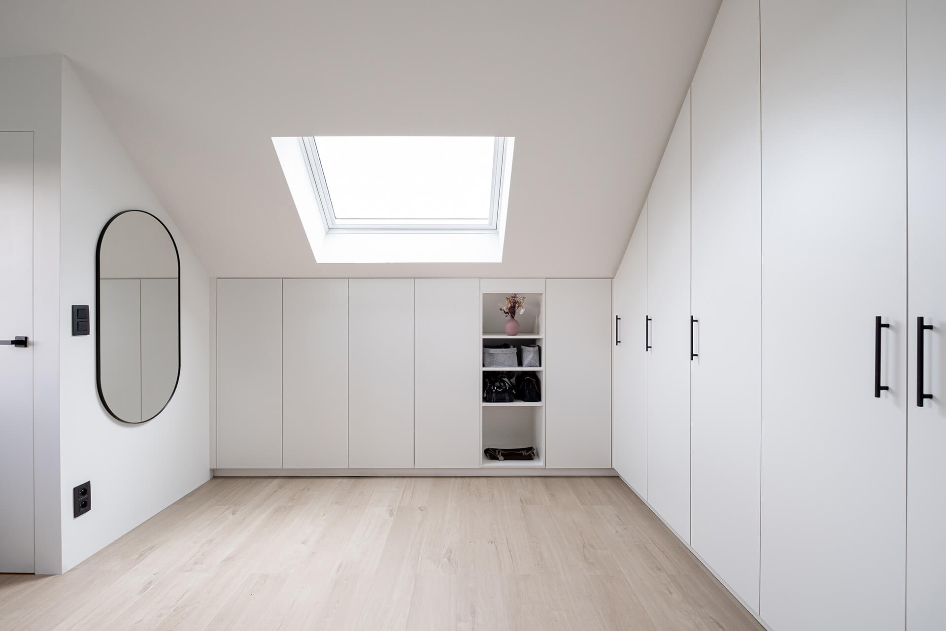 Armoire d'angle sur mesure avec côté incliné en couleur Front White