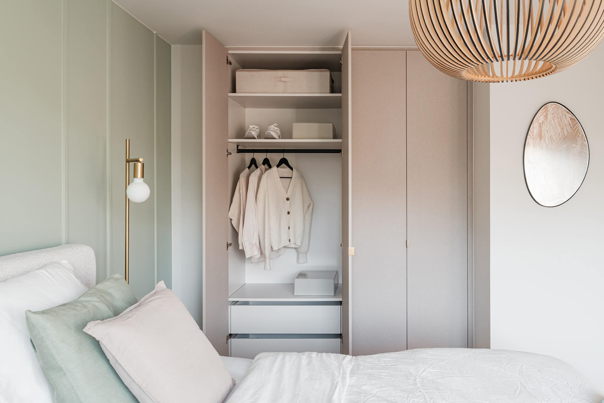 Armoire sur mesure avec poignées en laiton, appelée Mini Pure