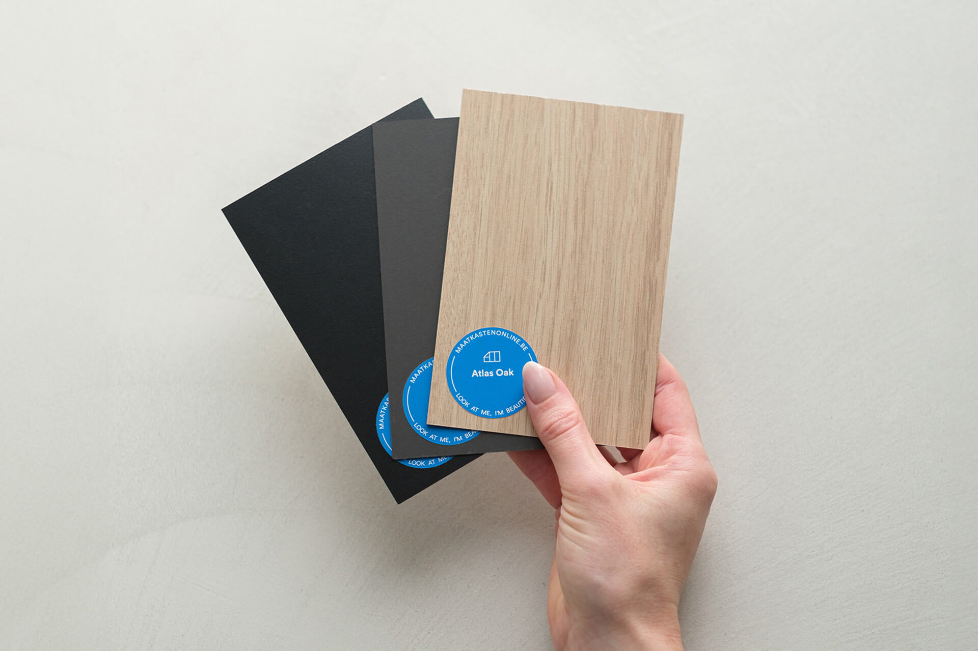 Des échantillons de couleurs gratuits peuvent être demandés via Custoro.