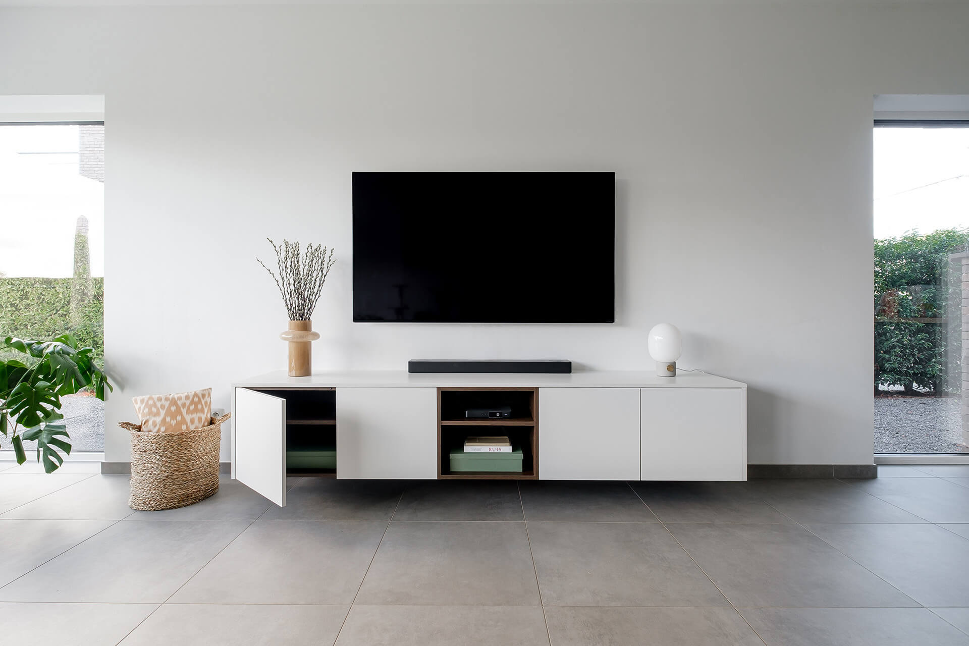 Meuble TV suspendu sur mesure en blanc et bois, disponible en ligne chez Custoro