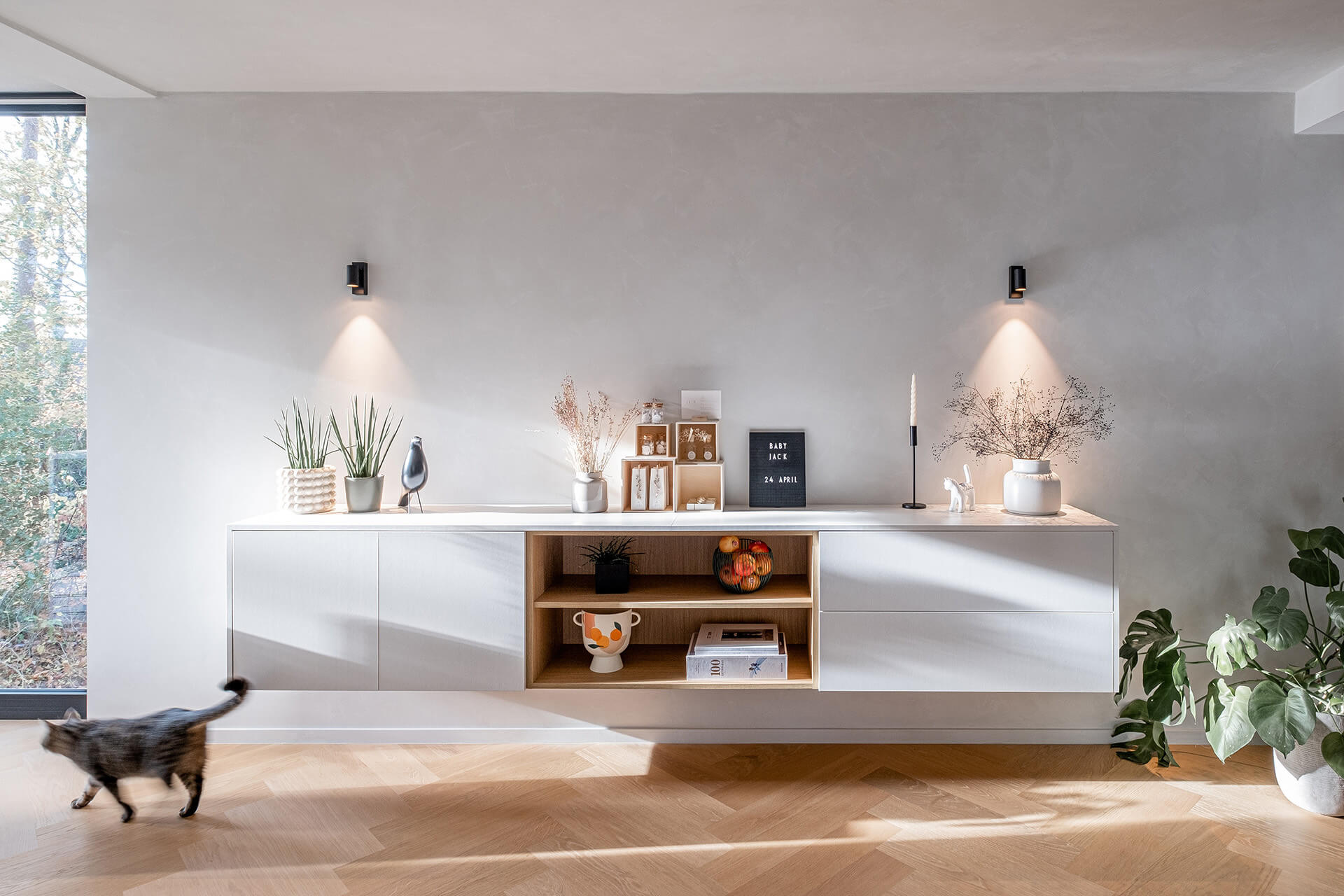Buffet suspendu sur mesure en Seashell et Essential Oak Naturel dans un salon lumineux