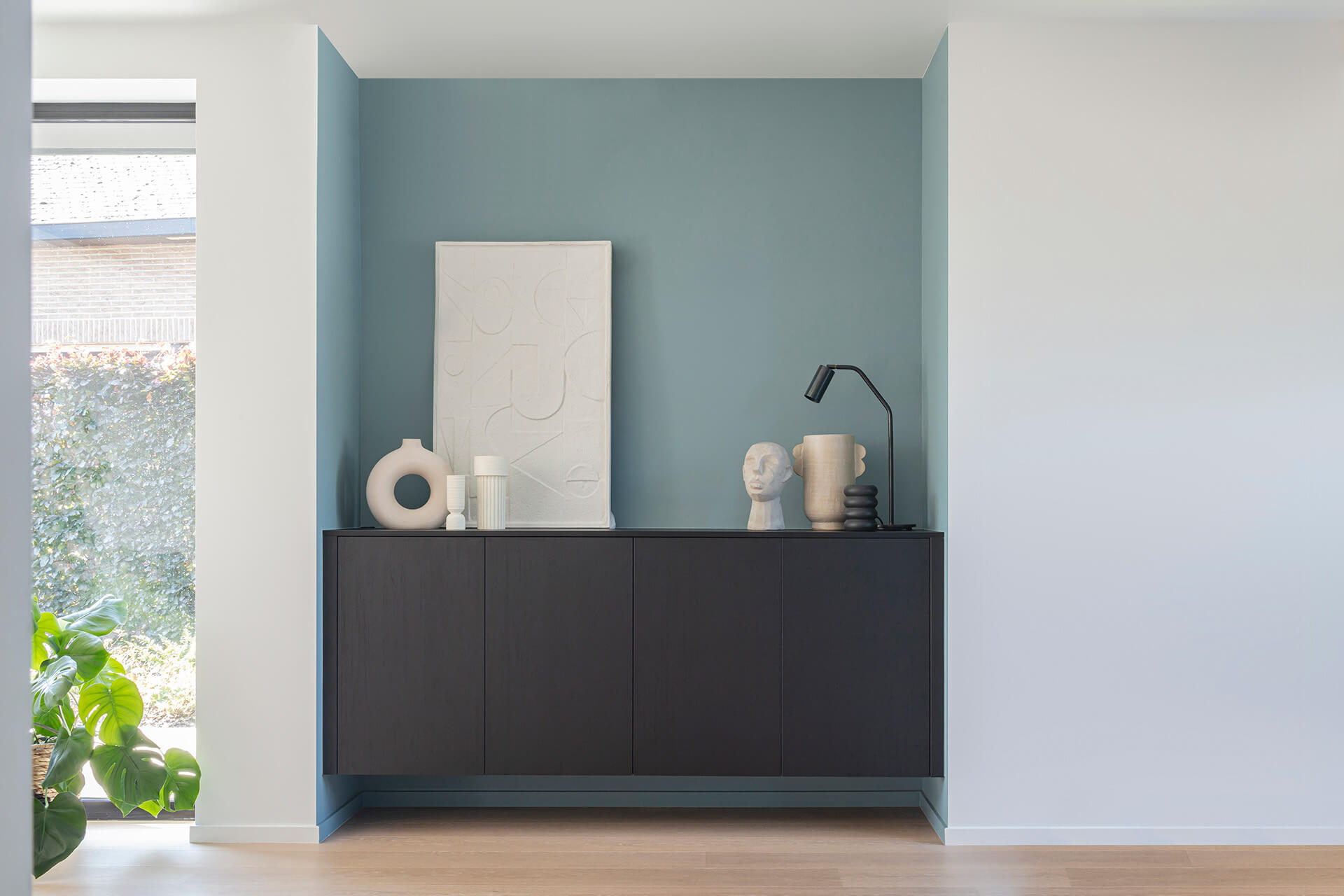 Commode suspendue sur mesure, couleur Noir Élégant, dans le salon (Custoro)