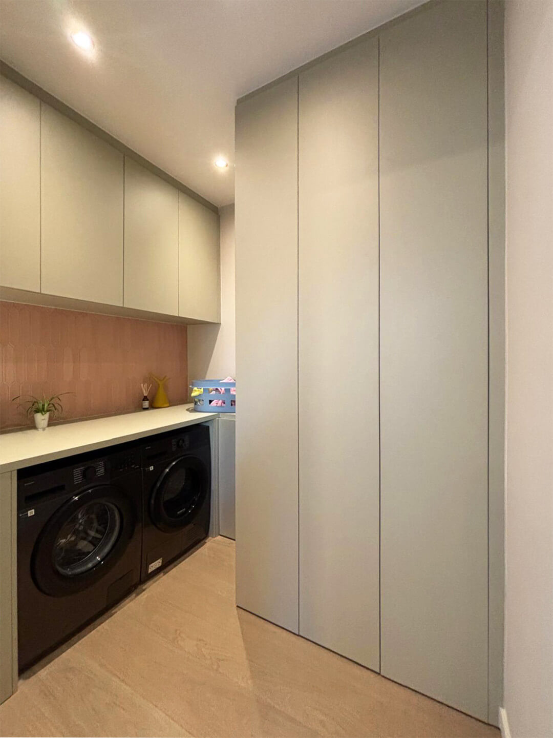 Meuble de rangement sur mesure, meuble pour machine à laver et armoire murale, tous trois en Natural Sage