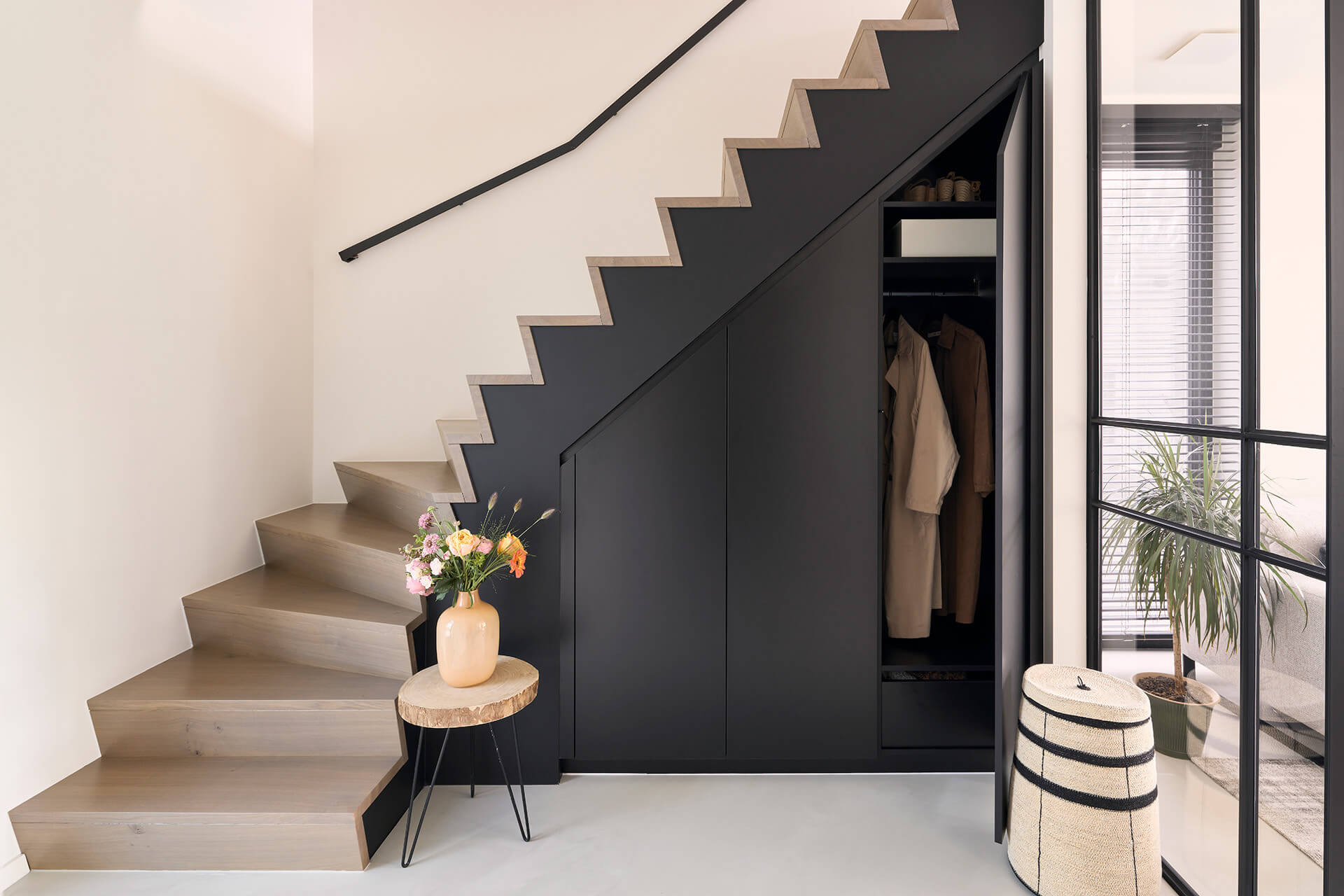 Le placard sous escalier sur mesure de Custoro en couleur Diamond Black