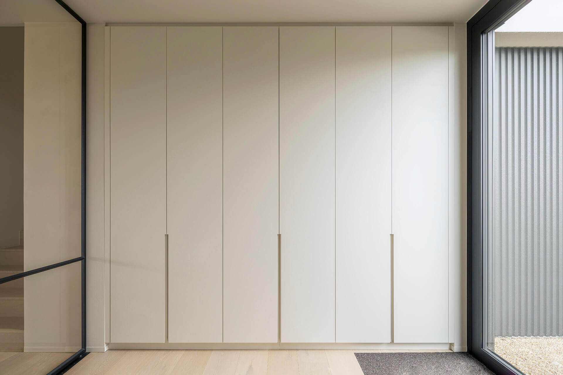 Vestiaire dans une maison à l'intérieur minimaliste 