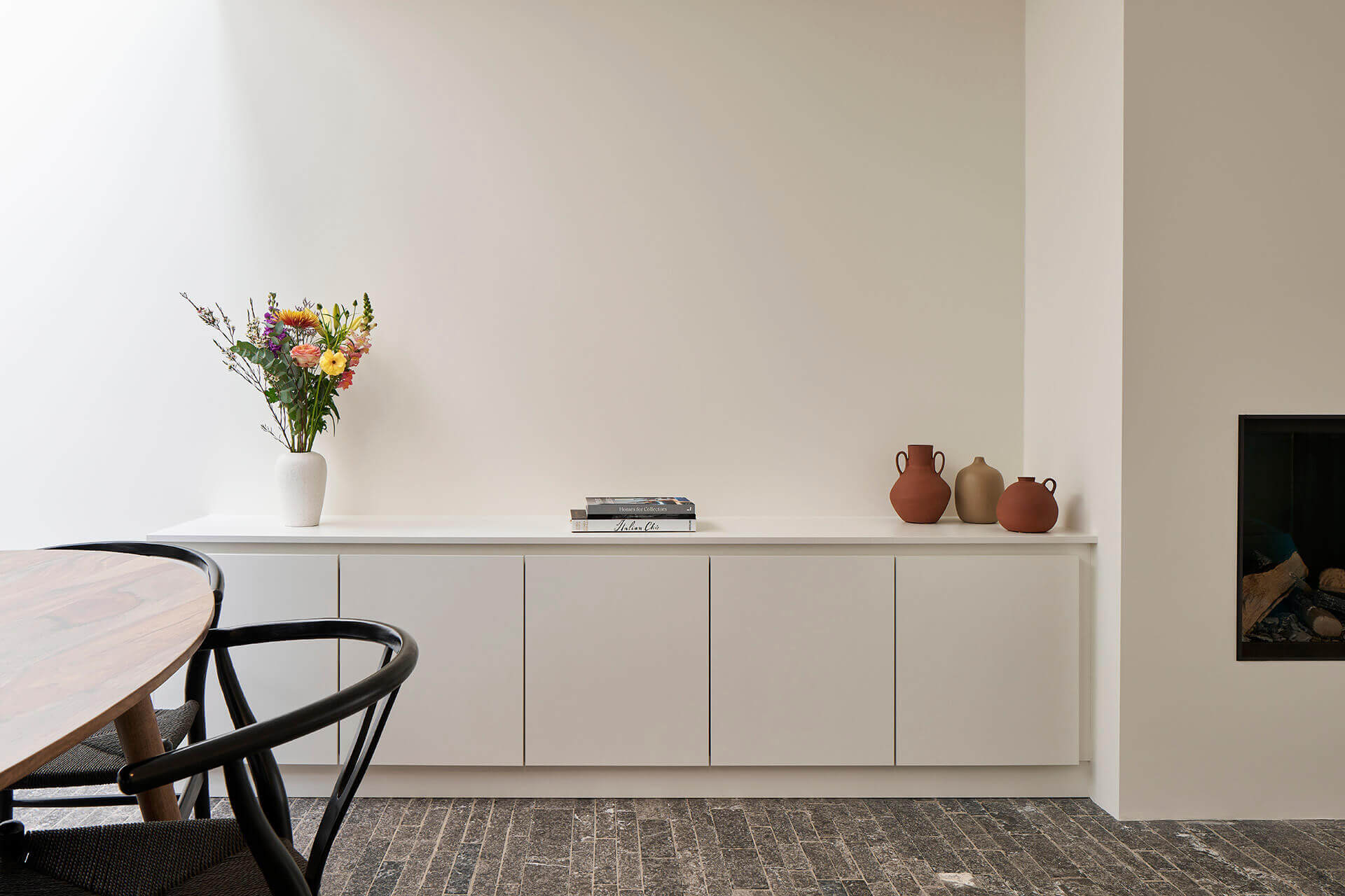 Commode blanche sur mesure dans le salon