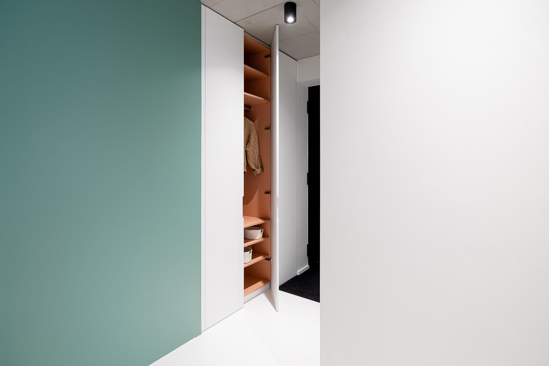 Armoire sur mesure avec poignée courte encastrée 