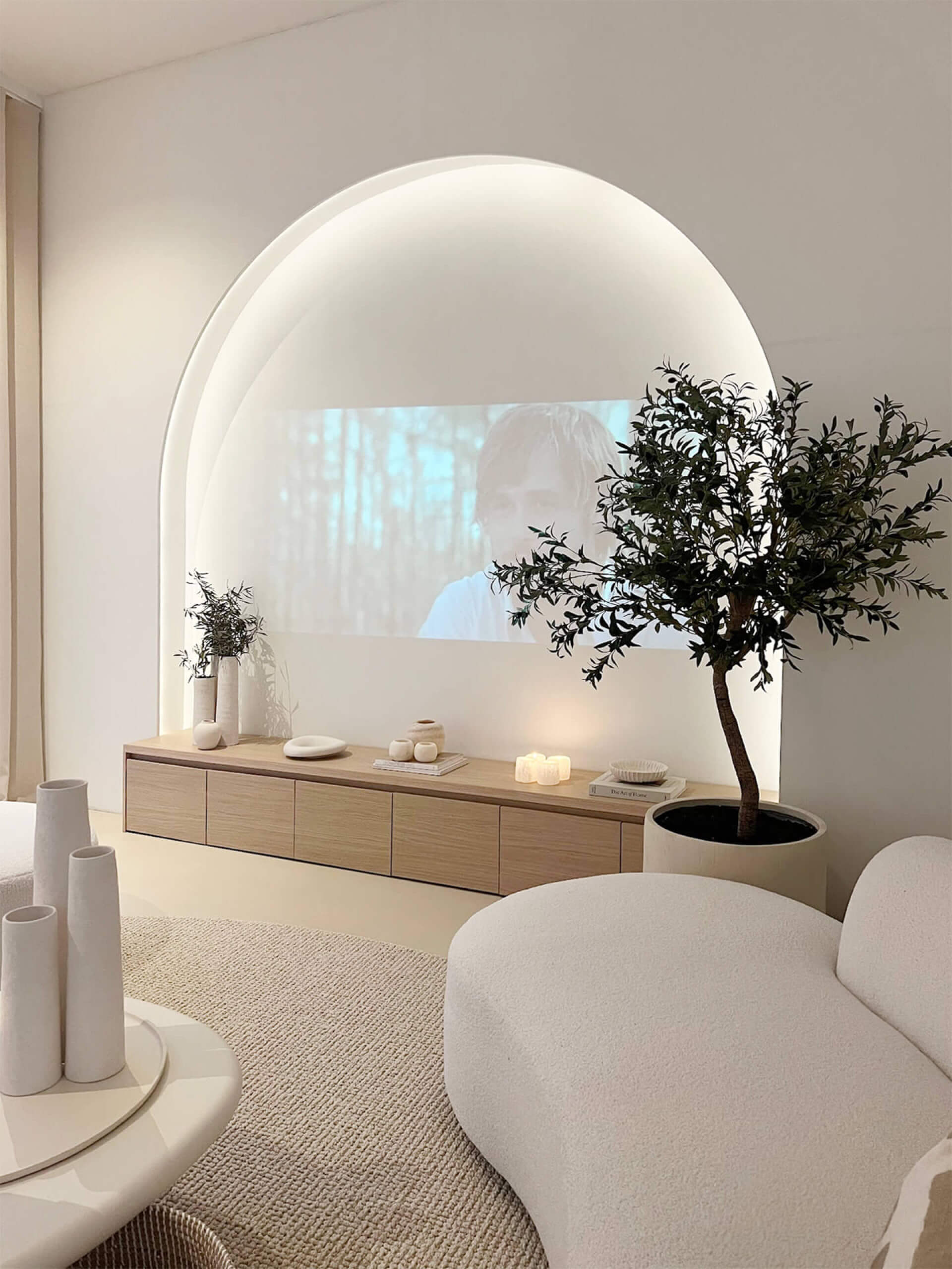 Meuble TV en chêne dans un salon décoré en blanc