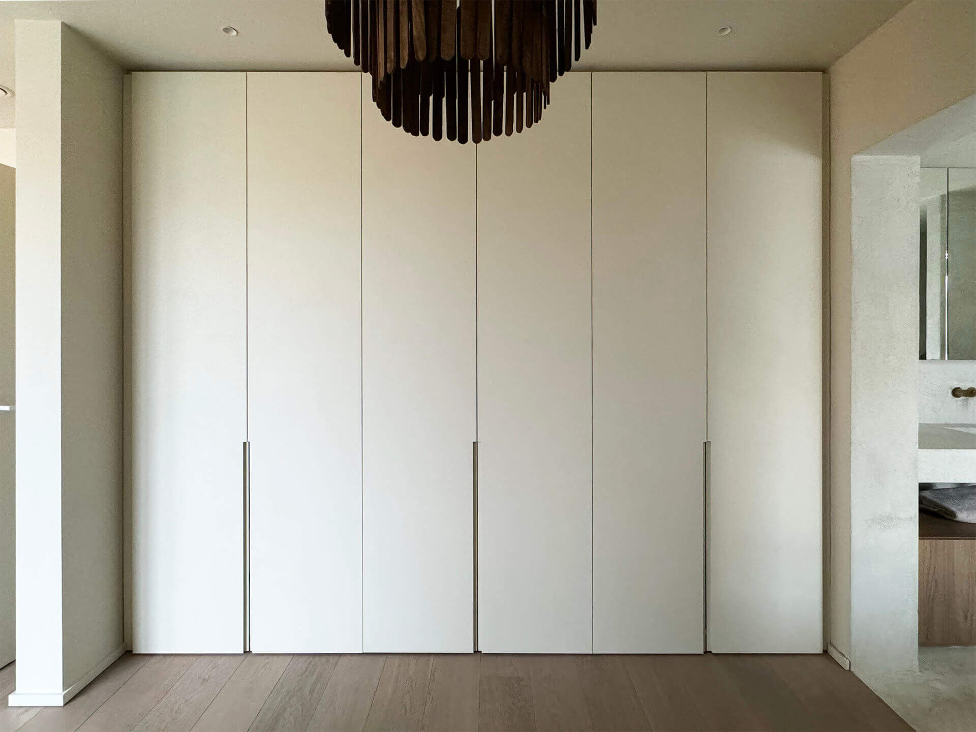 Commode sur mesure avec armoire cache technologique