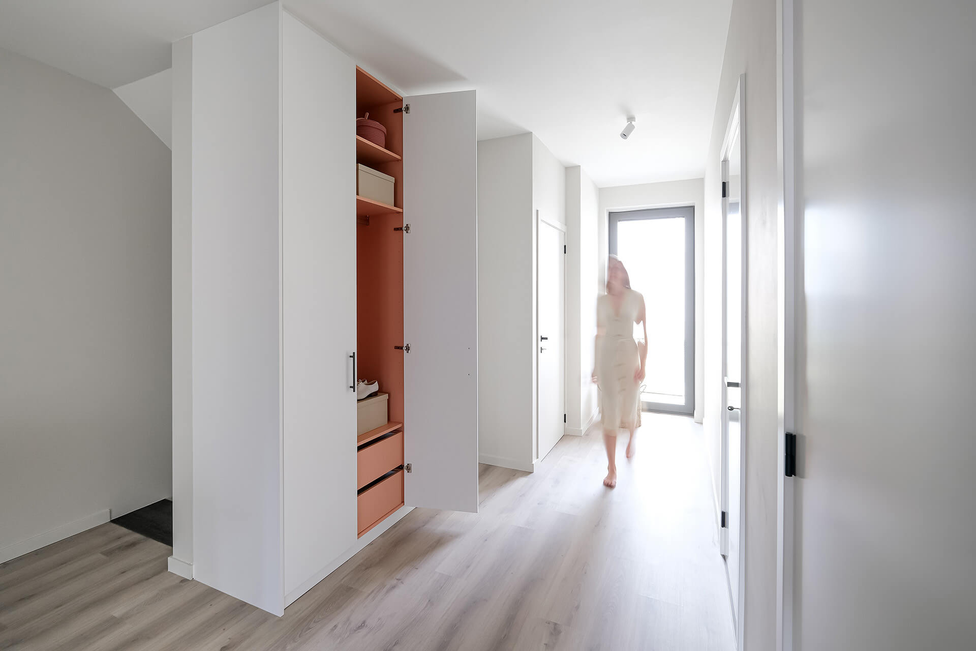 Armoire de rangement sur mesure avec intérieur rose
