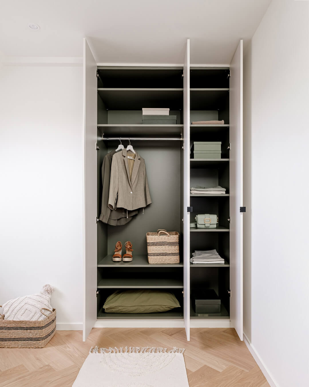 Armoire sur mesure avec extérieur en seashell et intérieur en green shadow
