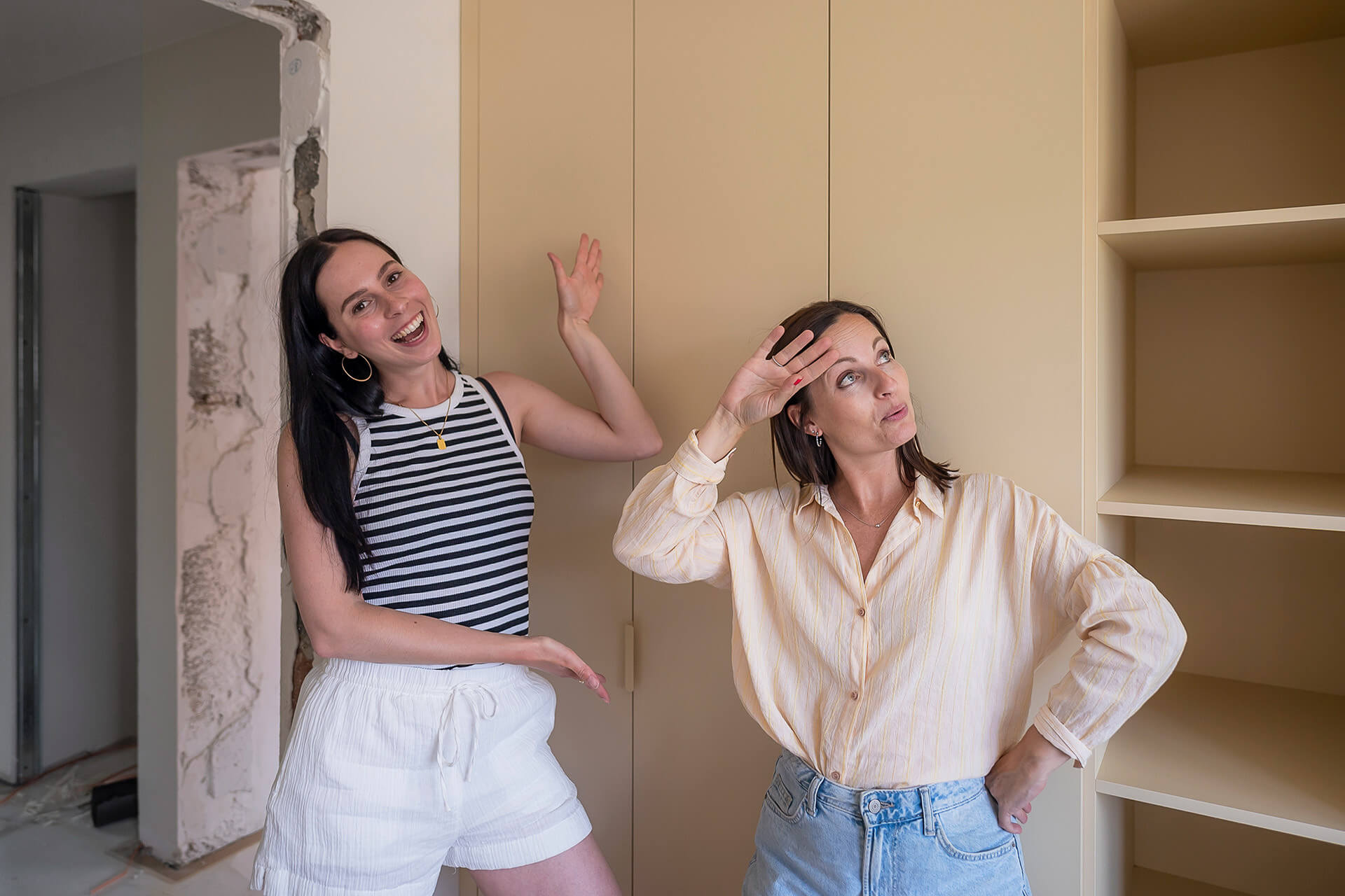 Eline et Zara se tiennent fièrement devant l'armoire sur mesure qu'elles ont installée elles-mêmes.