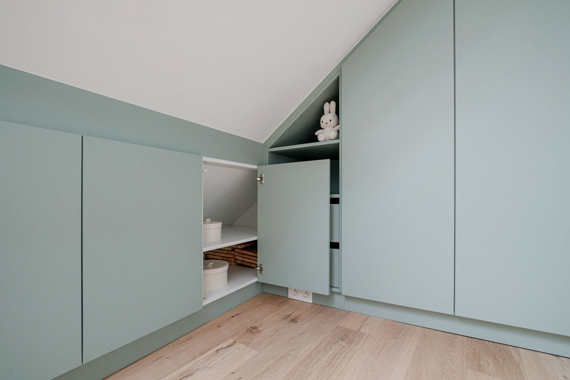 Placard sous pente dans la chambre d'enfant.