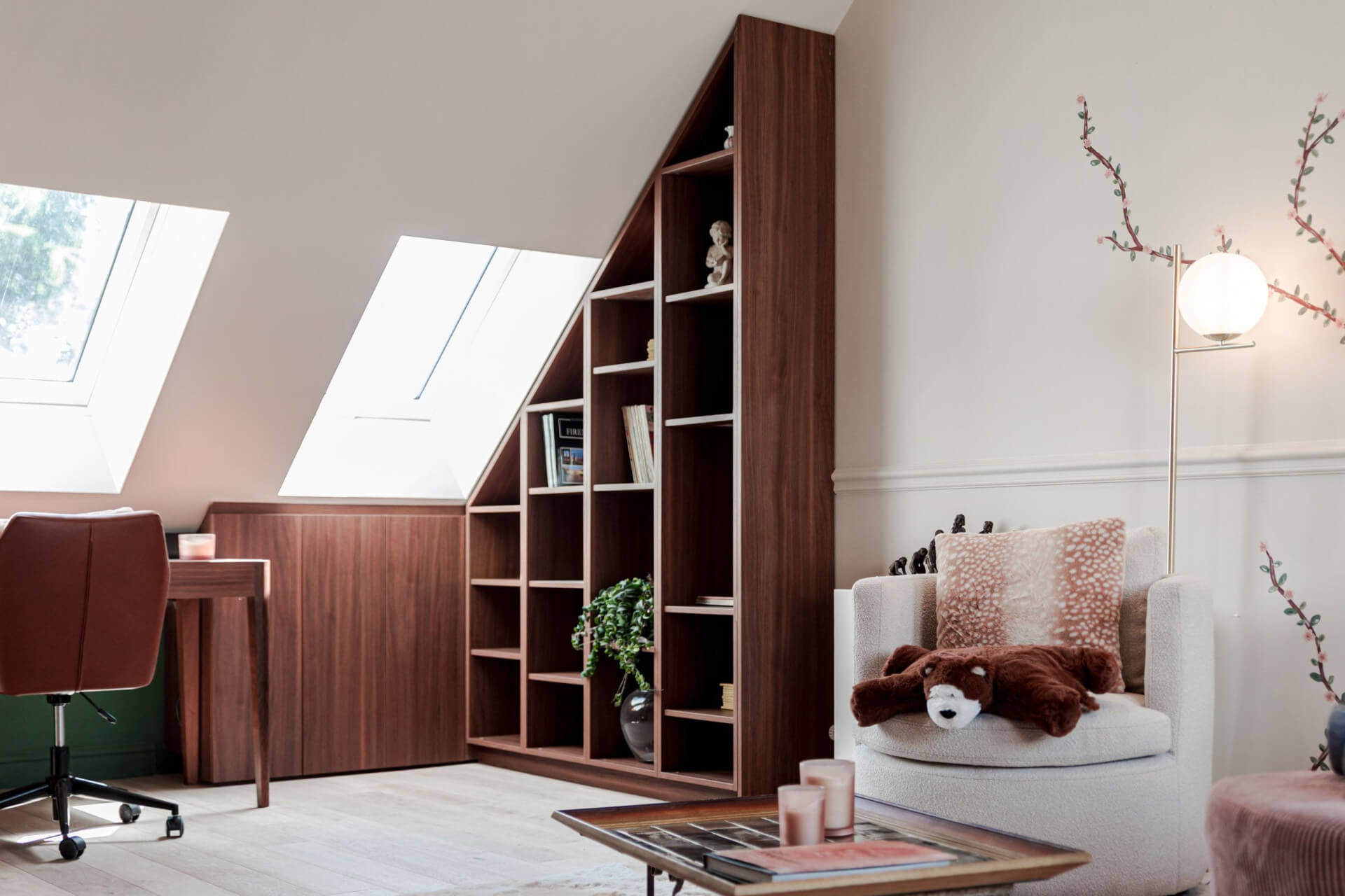 Bibliothèque sur mesure sous une pente de toit en Lorenzo Walnut, avec cases ouvertes et rangements fermés au grenier