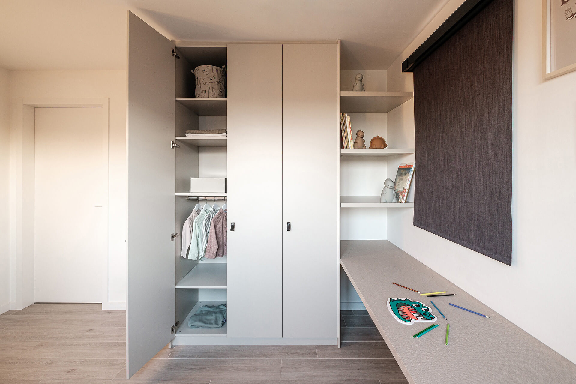 Armoire à vêtements et tablette de bureau