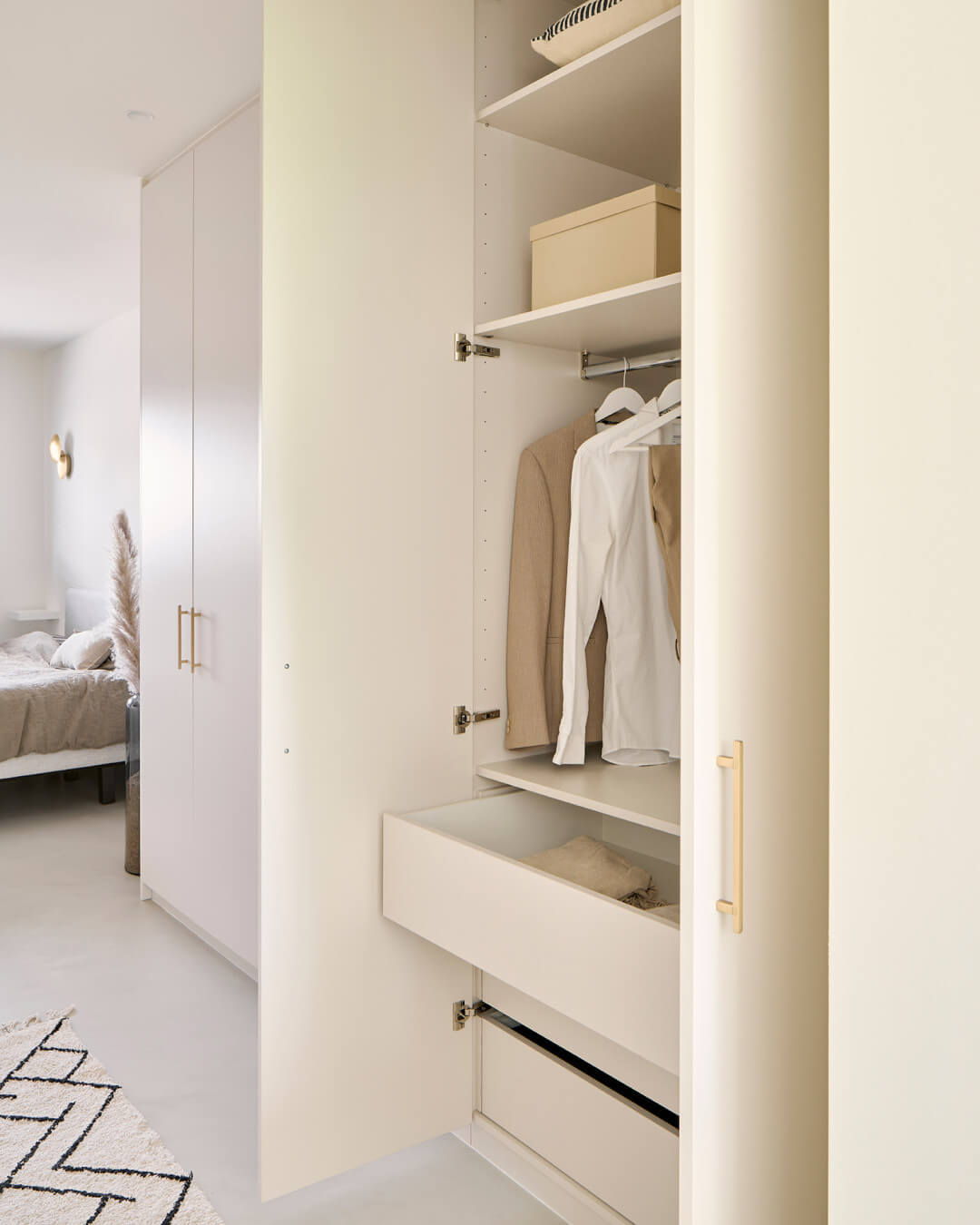 Dressing sur mesure en blanc cassé avec poignées dorées.