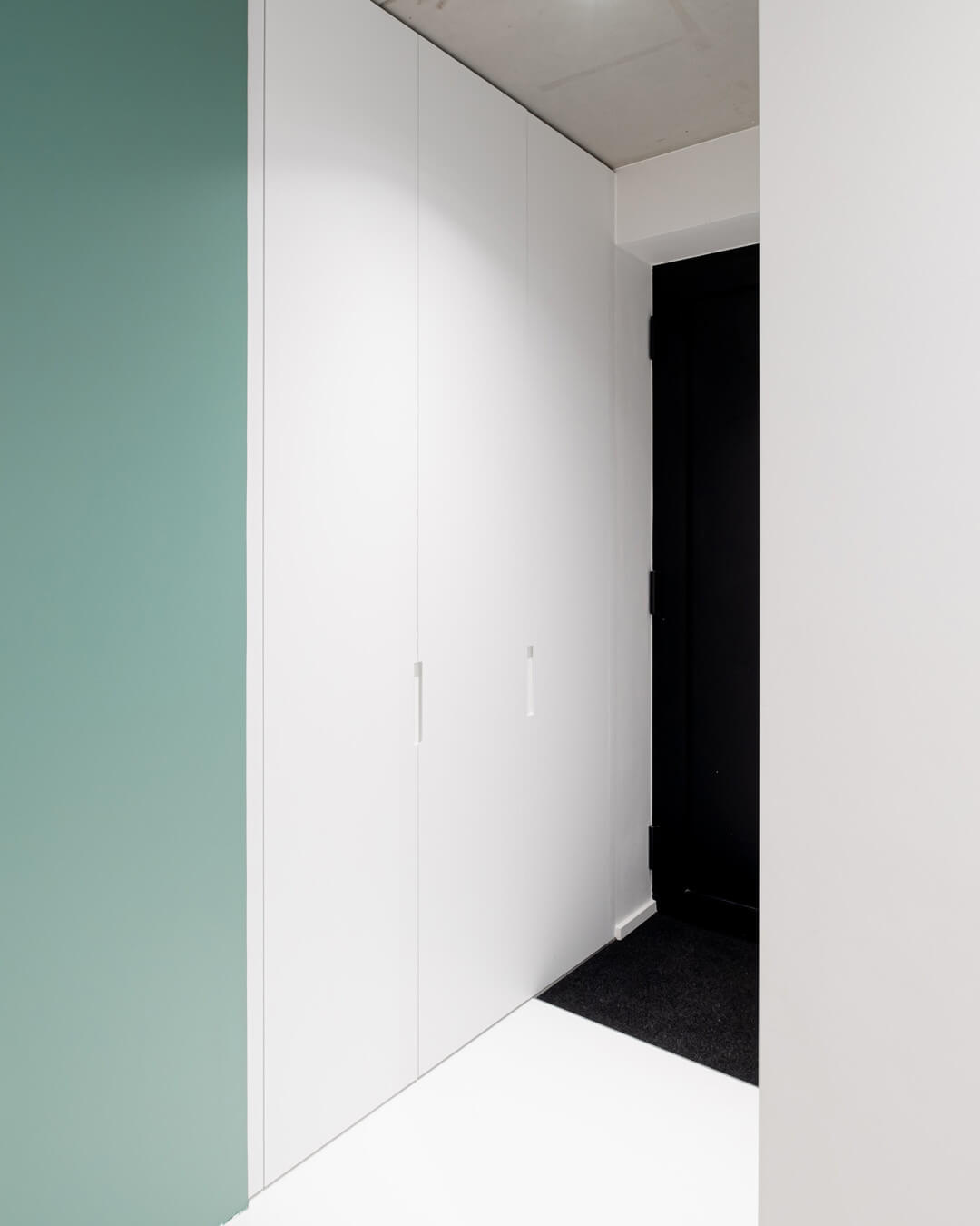 Armoire sur mesure avec intérieur rose