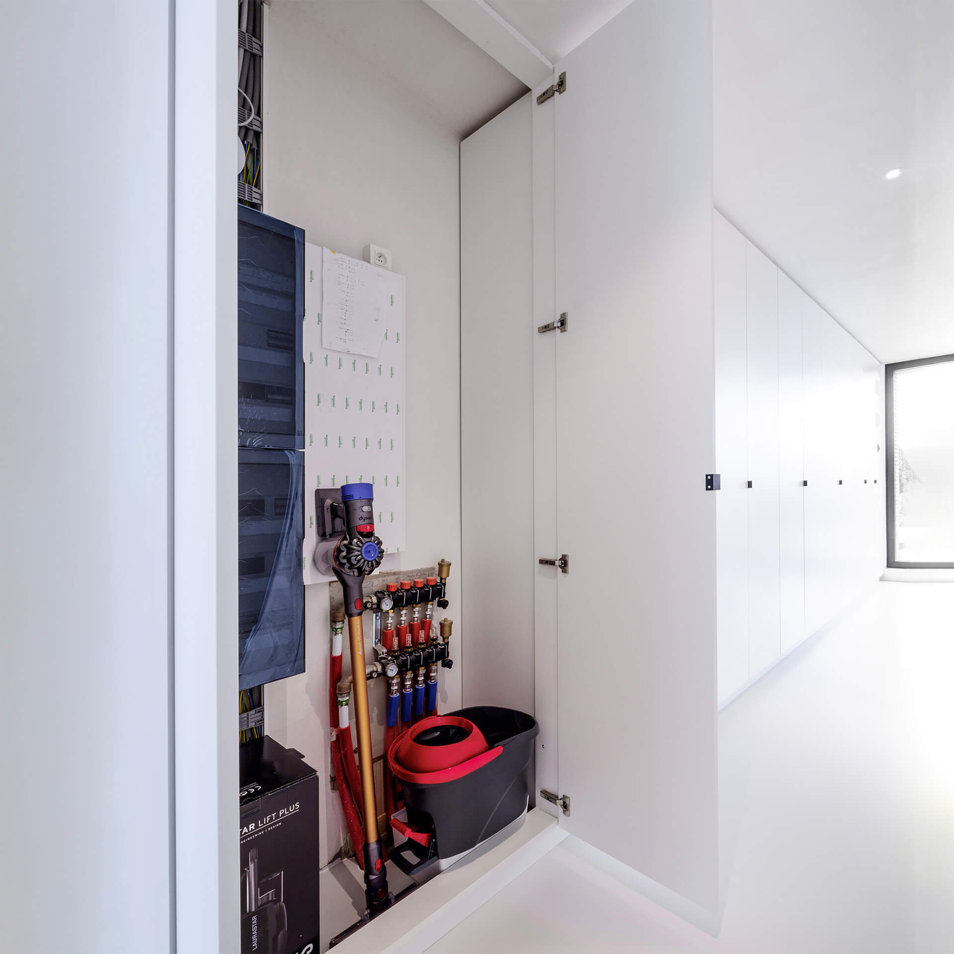 Armoires murales avec armoire technologique sur mesure en Front White