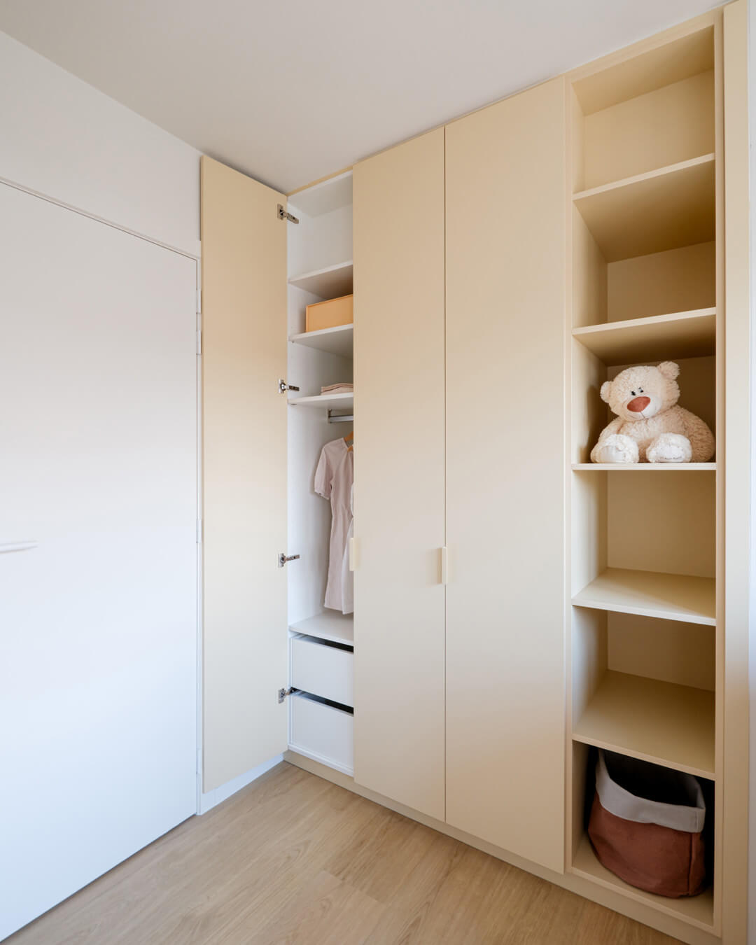 Armoire sur mesure jaune clair (Sunset) dans la chambre d'enfant de la maison Sundae à Courtrai