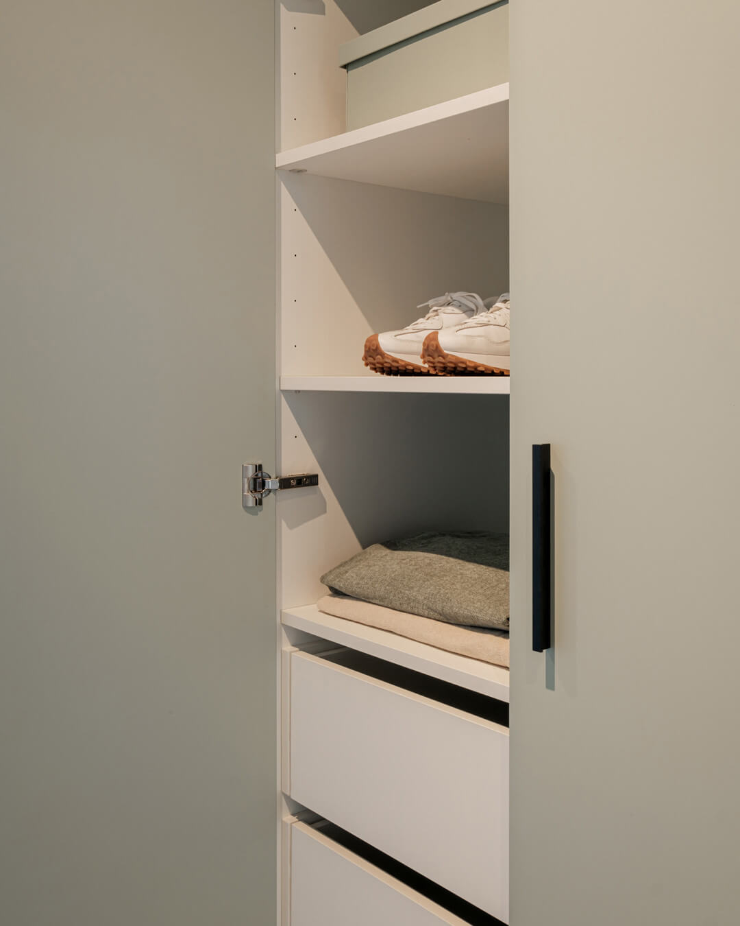 Armoire de rangement sur mesure en couleur 'Industrial Green'