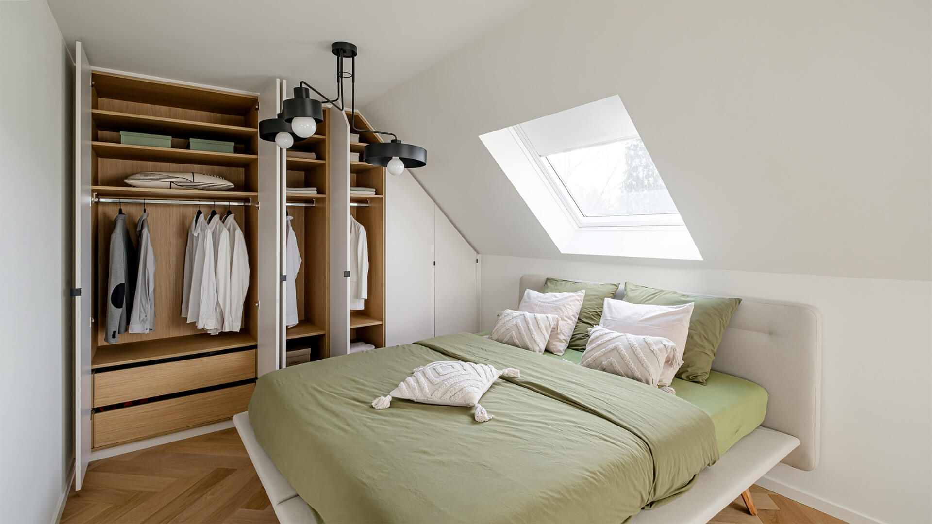 Armoire sur mesure sous un toit en pente dans la chambre à coucher