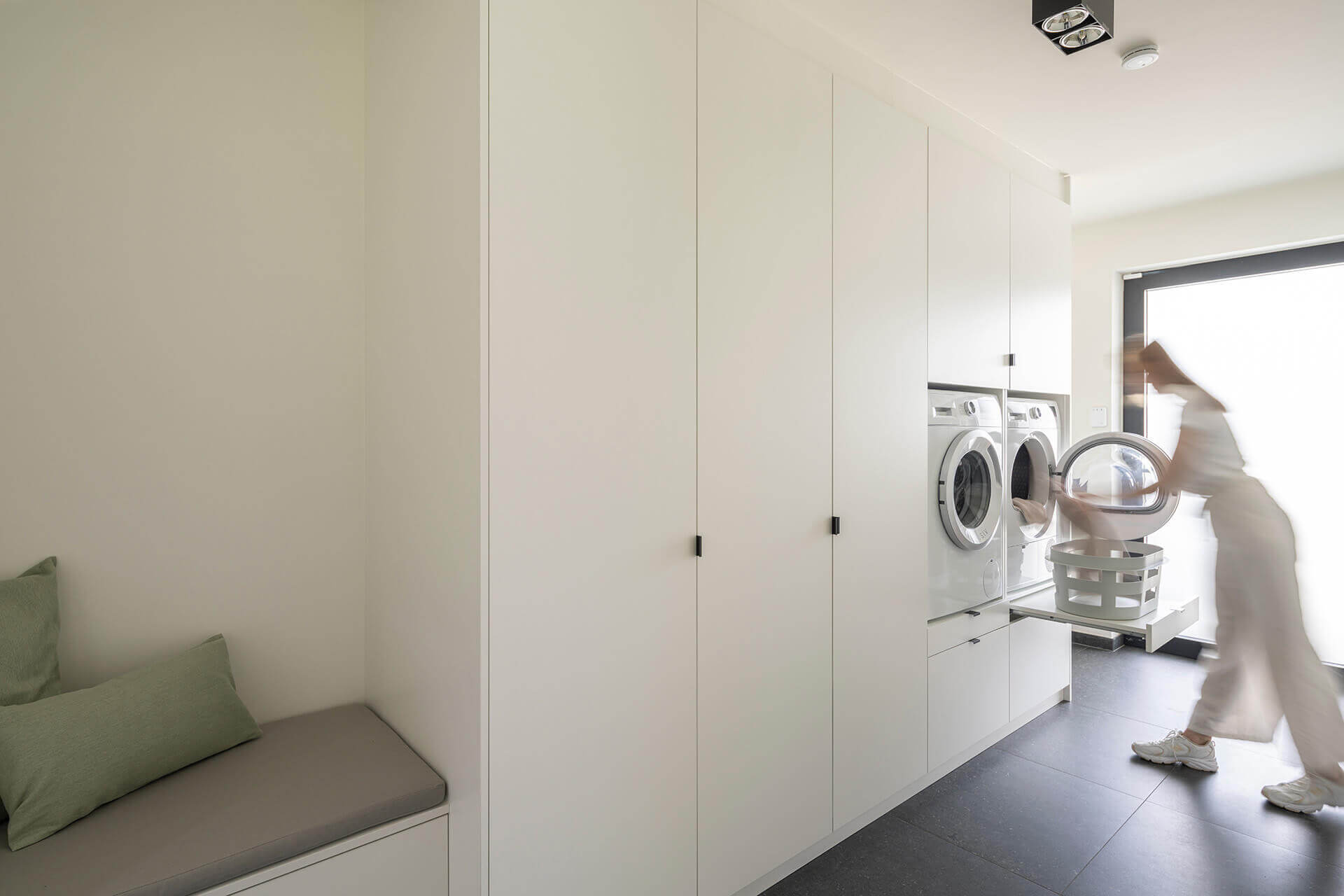 inbouwkast voor de wasmachine in de wasruimte 