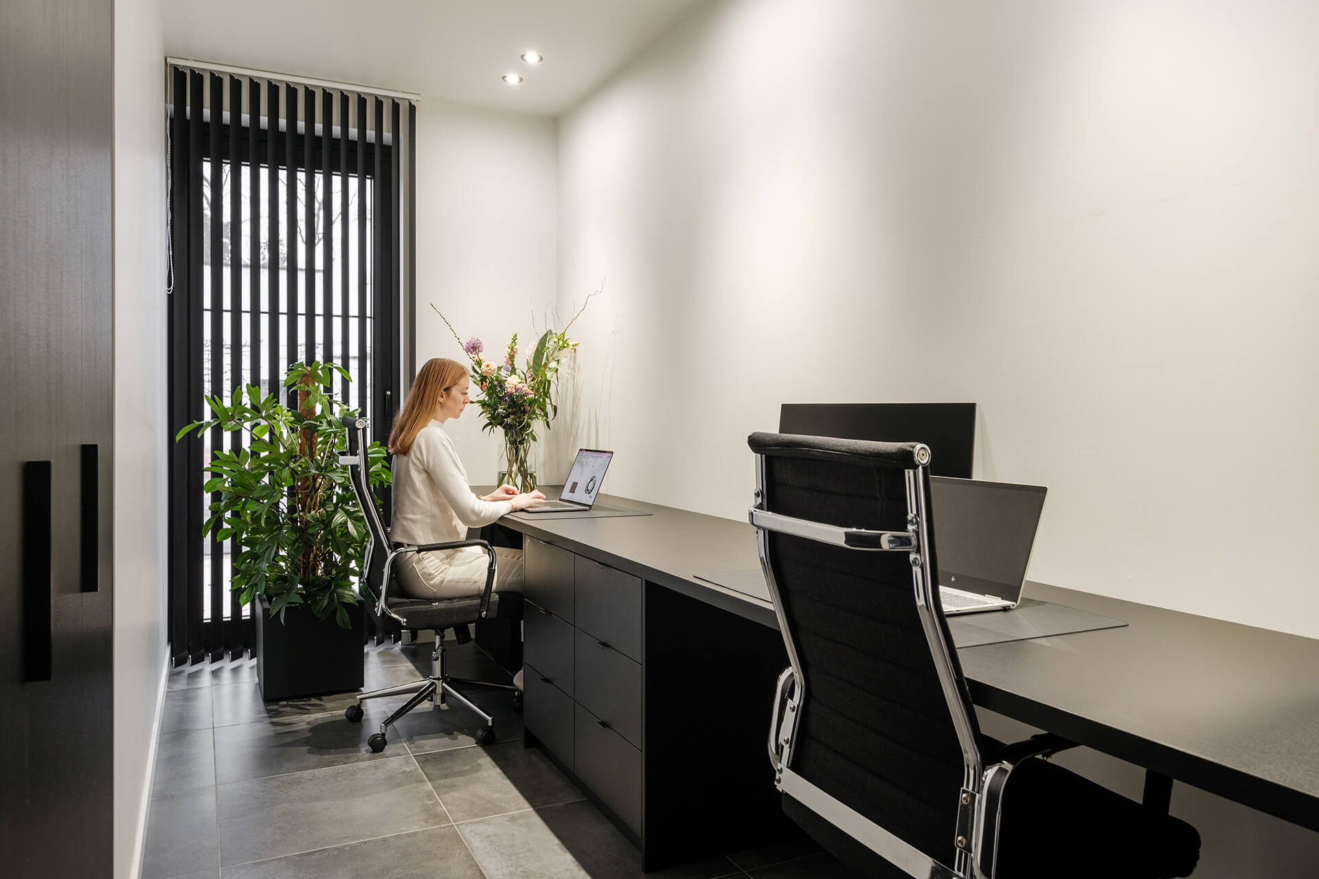 Commode dans un espace de bureau avec structure en bois noir