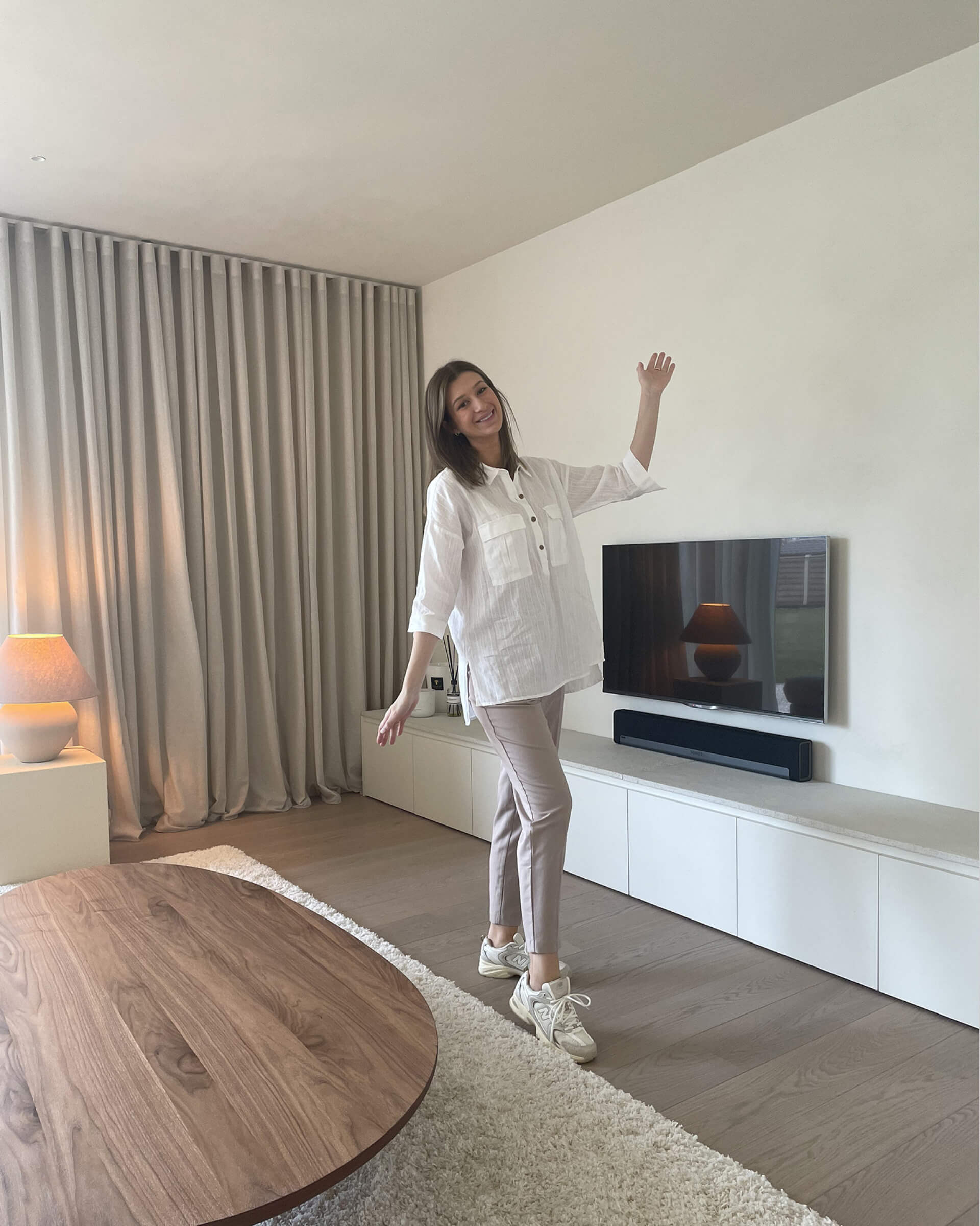 Charlotte Cleeren dans son salon avec un meuble TV sur mesure de Custoro