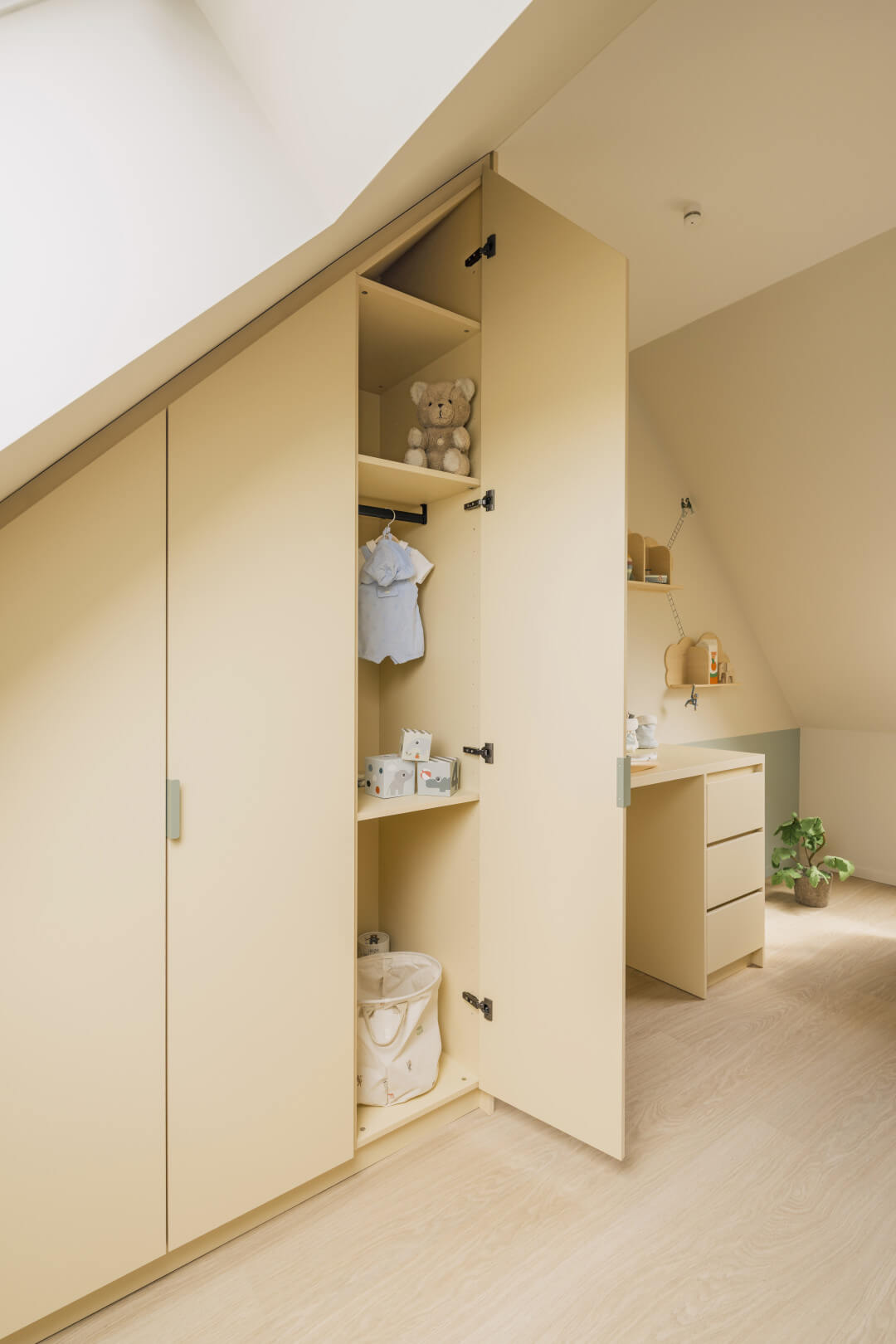 Armoire et bureau sur mesure dans la chambre d'enfant, couleur coucher de soleil.