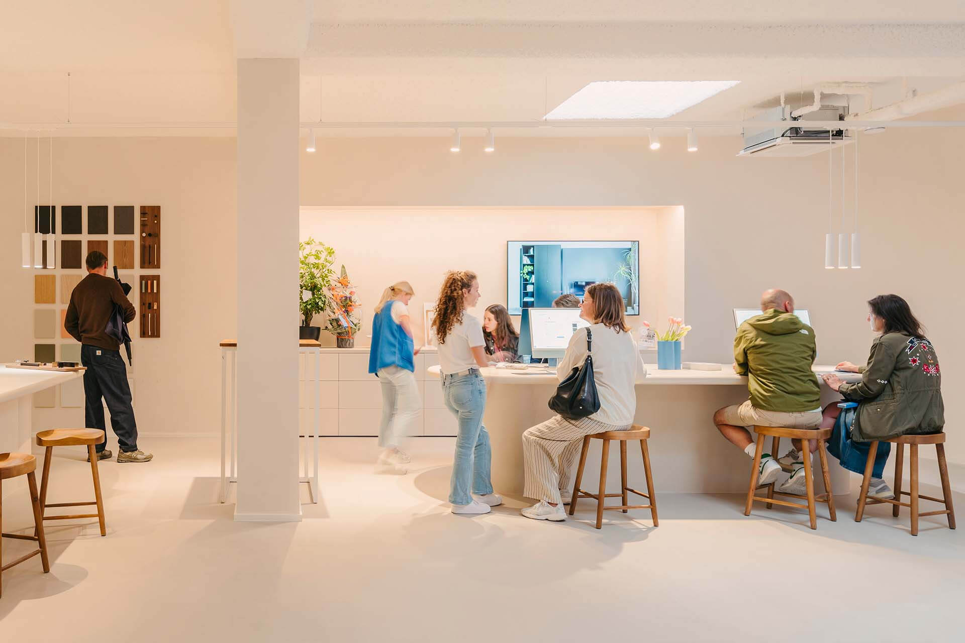 Salle d'exposition en ligne de meubles sur mesure où les clients reçoivent des conseils