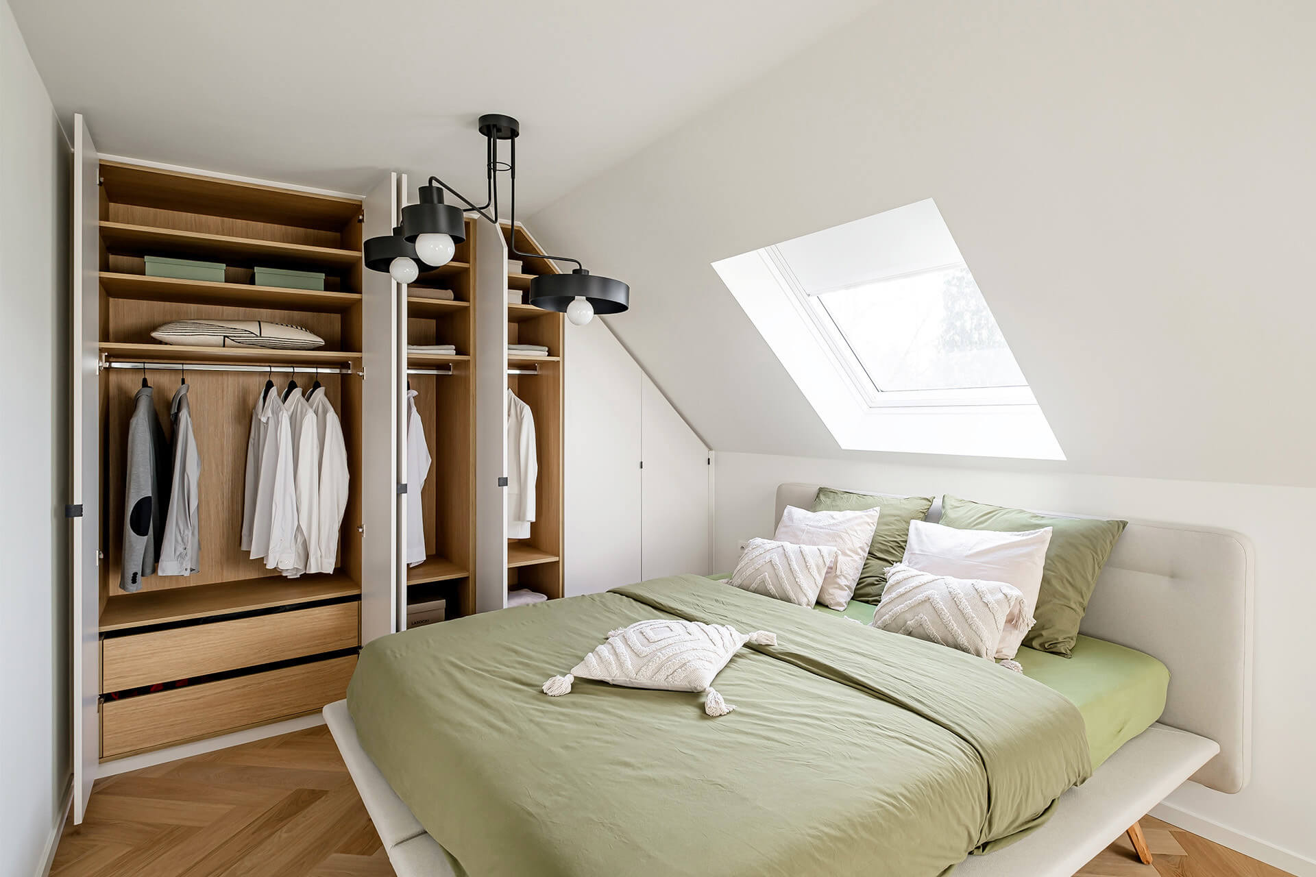  Meuble sous pente dans la chambre à coucher.