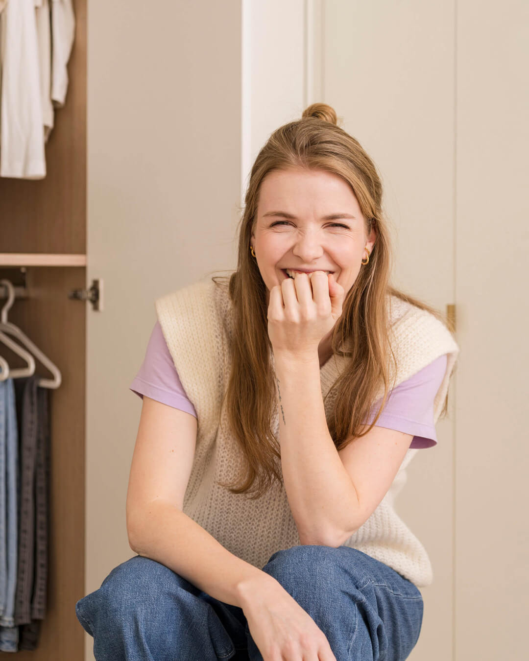 Eline Rey, experte en slow fashion, dans son dressing