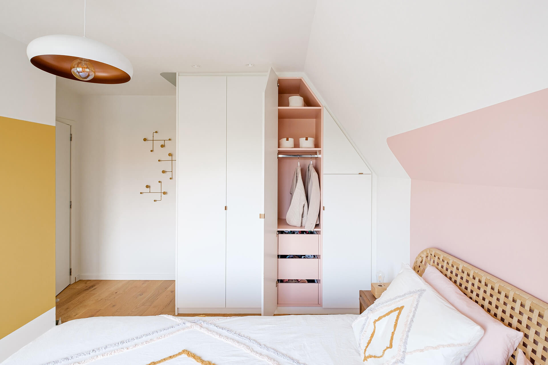 Commode sur mesure avec côté incliné en couleur Front White et intérieur en couleur Dusty Coral