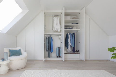 Dressing blanc sur mesure sous un toit en pente de Custoro