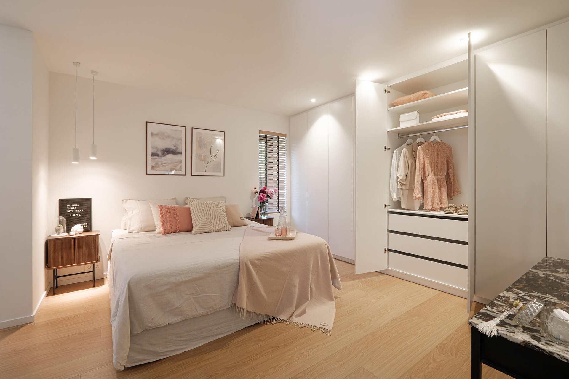 Armoire blanche sur mesure entre deux murs de Custoro.