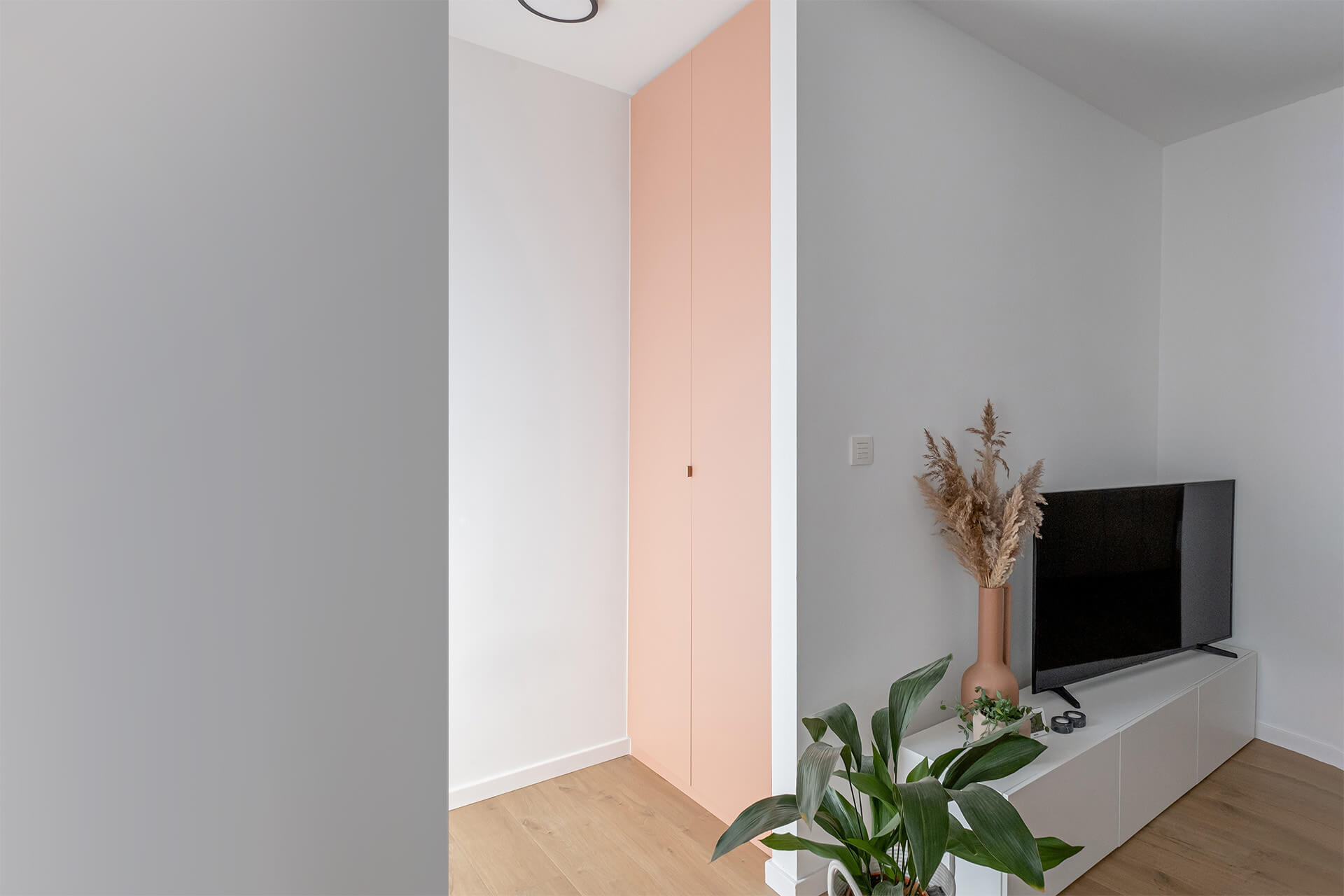 Armoire sur mesure dans la couleur Dusty Coral, provenant d'armoires de custoro