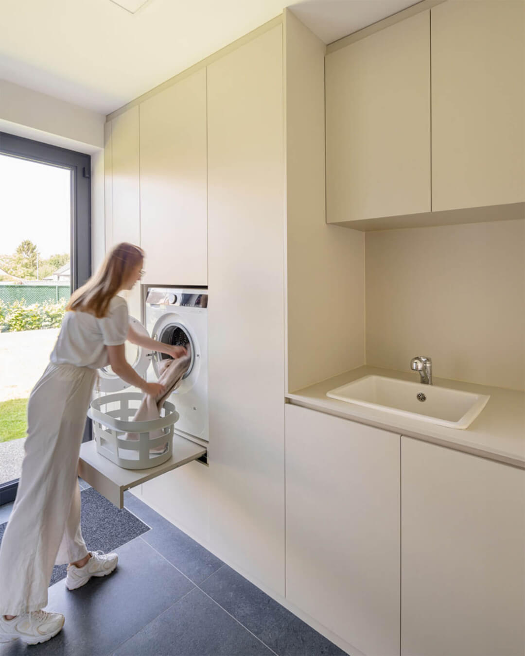 Armoire de buanderie sur mesure avec machine à laver en hauteur, en couleur Turtle Grey