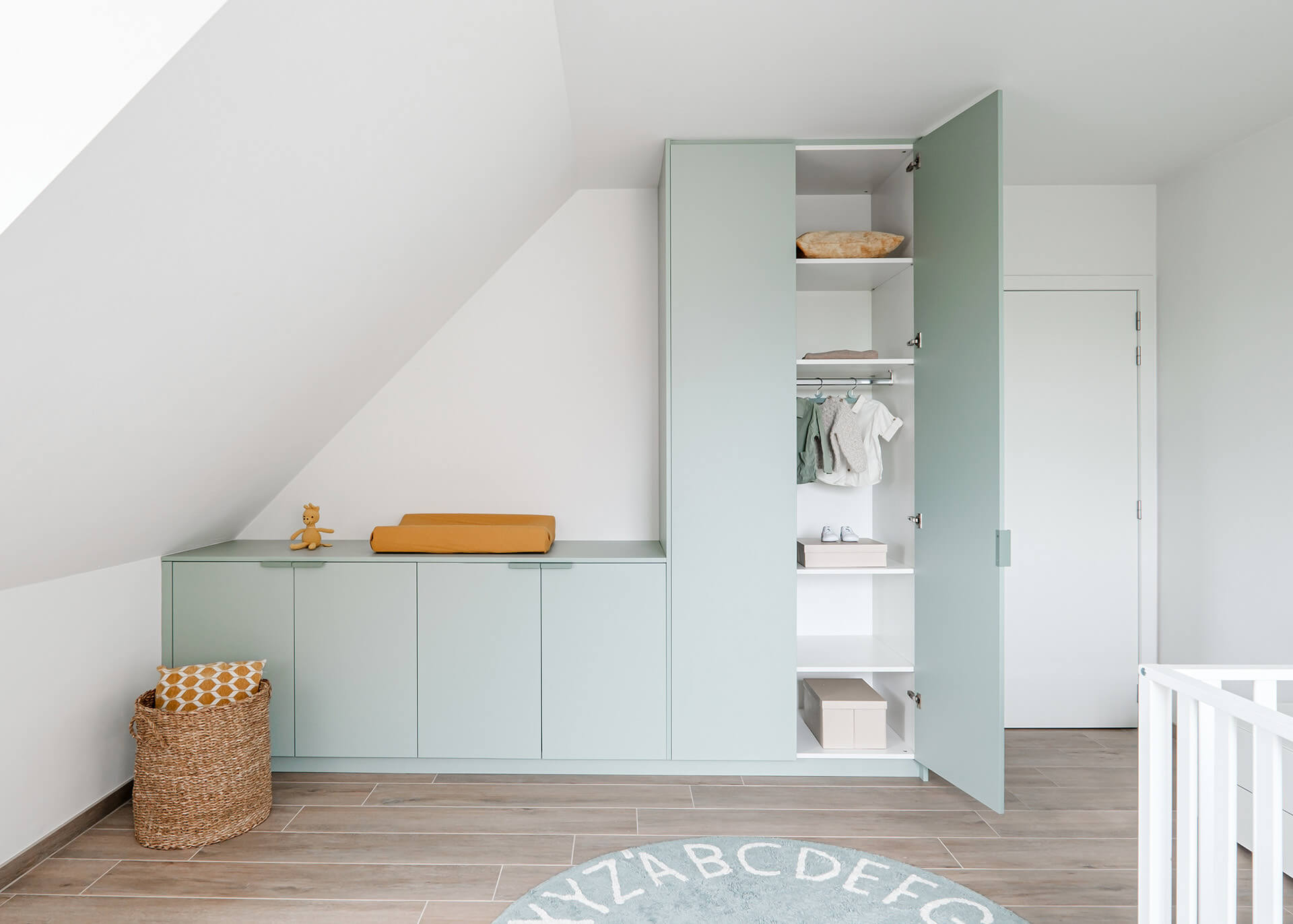 Armoire sur mesure pour chambre d'enfant en vert industriel