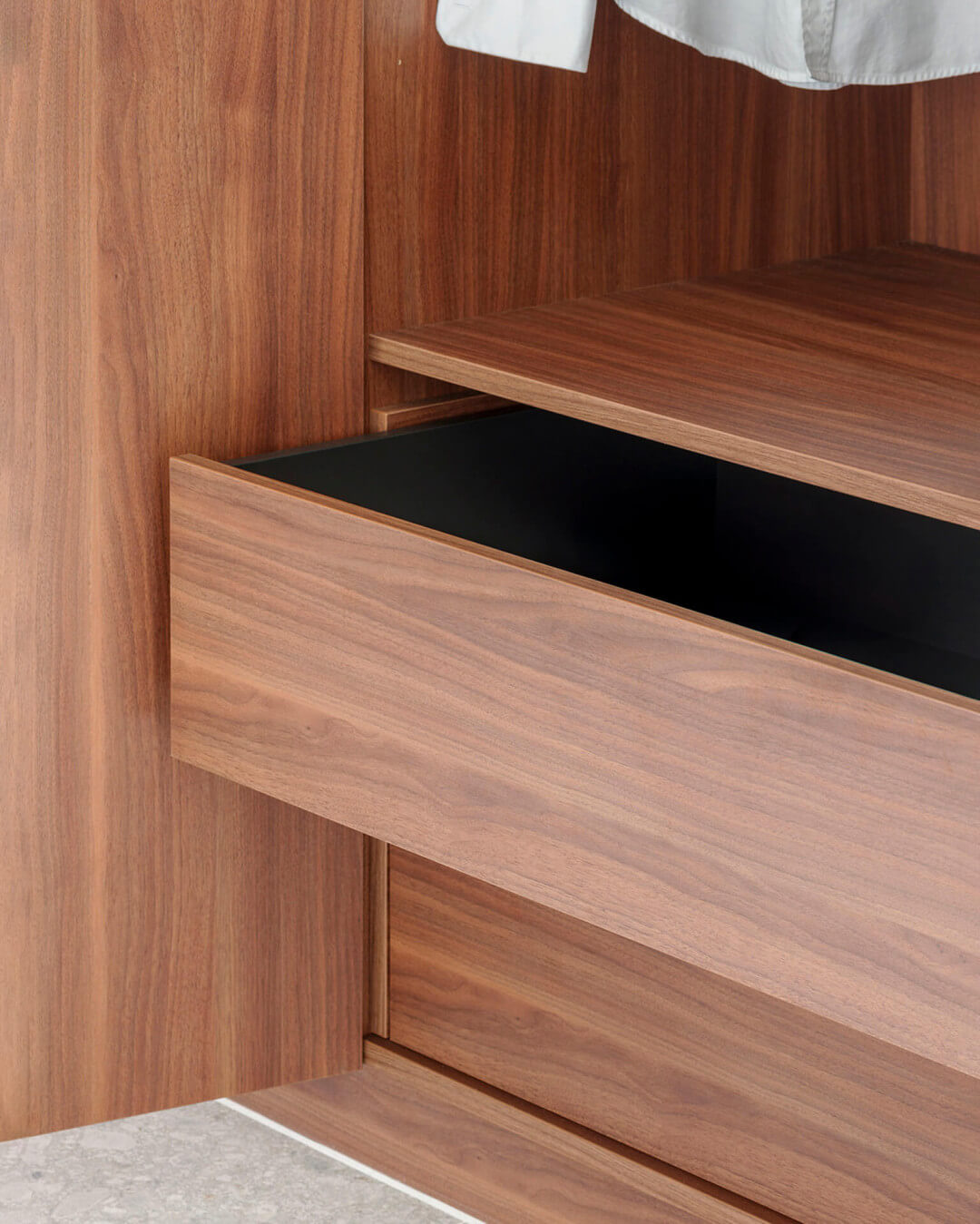  Détail d'un tiroir Ta-Or Box dans une dressing encastrée sur mesure en teinte boisée Lorenzo Walnut.